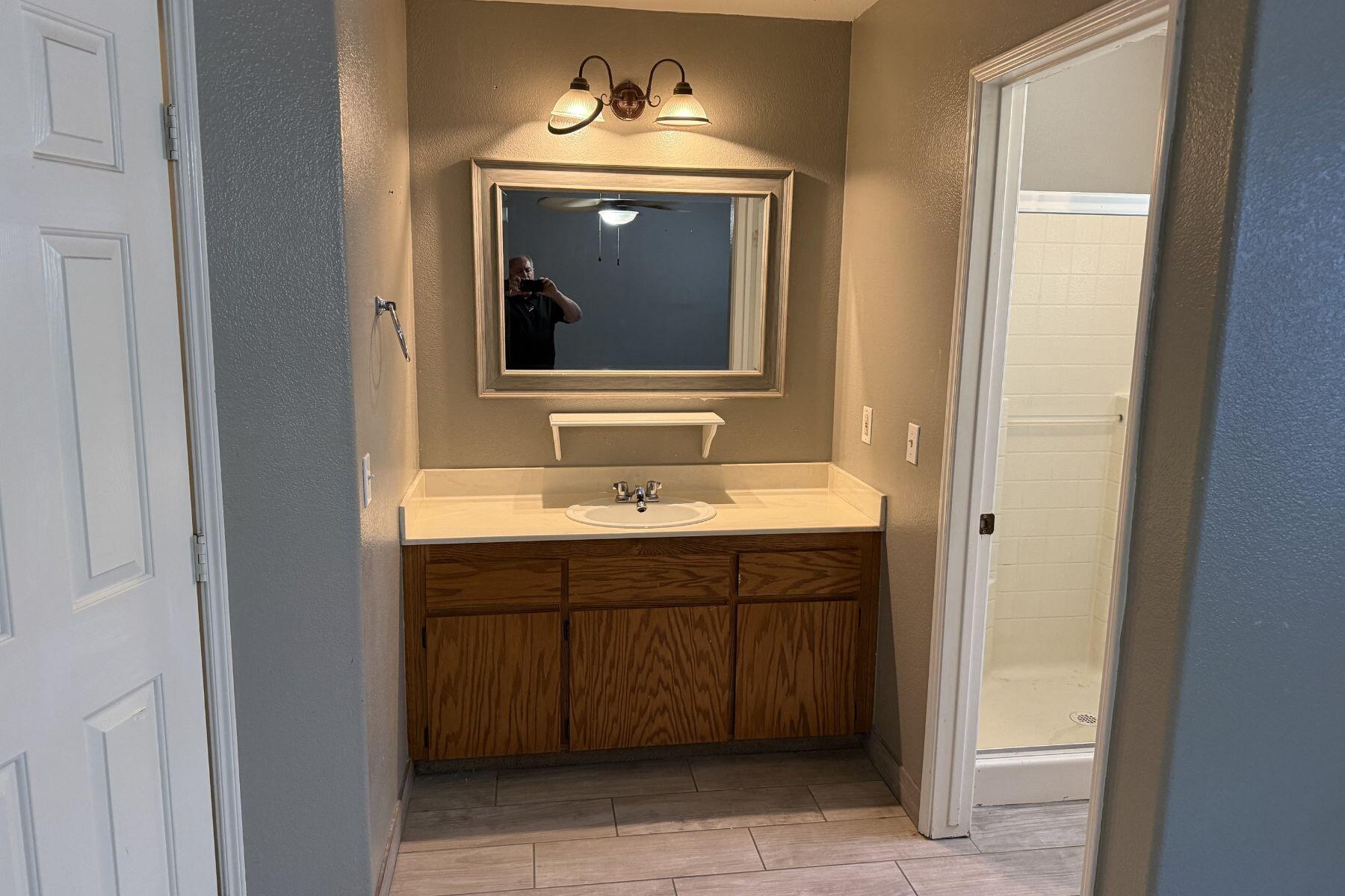 409 W Packwood Ave, Visalia, CA 93277