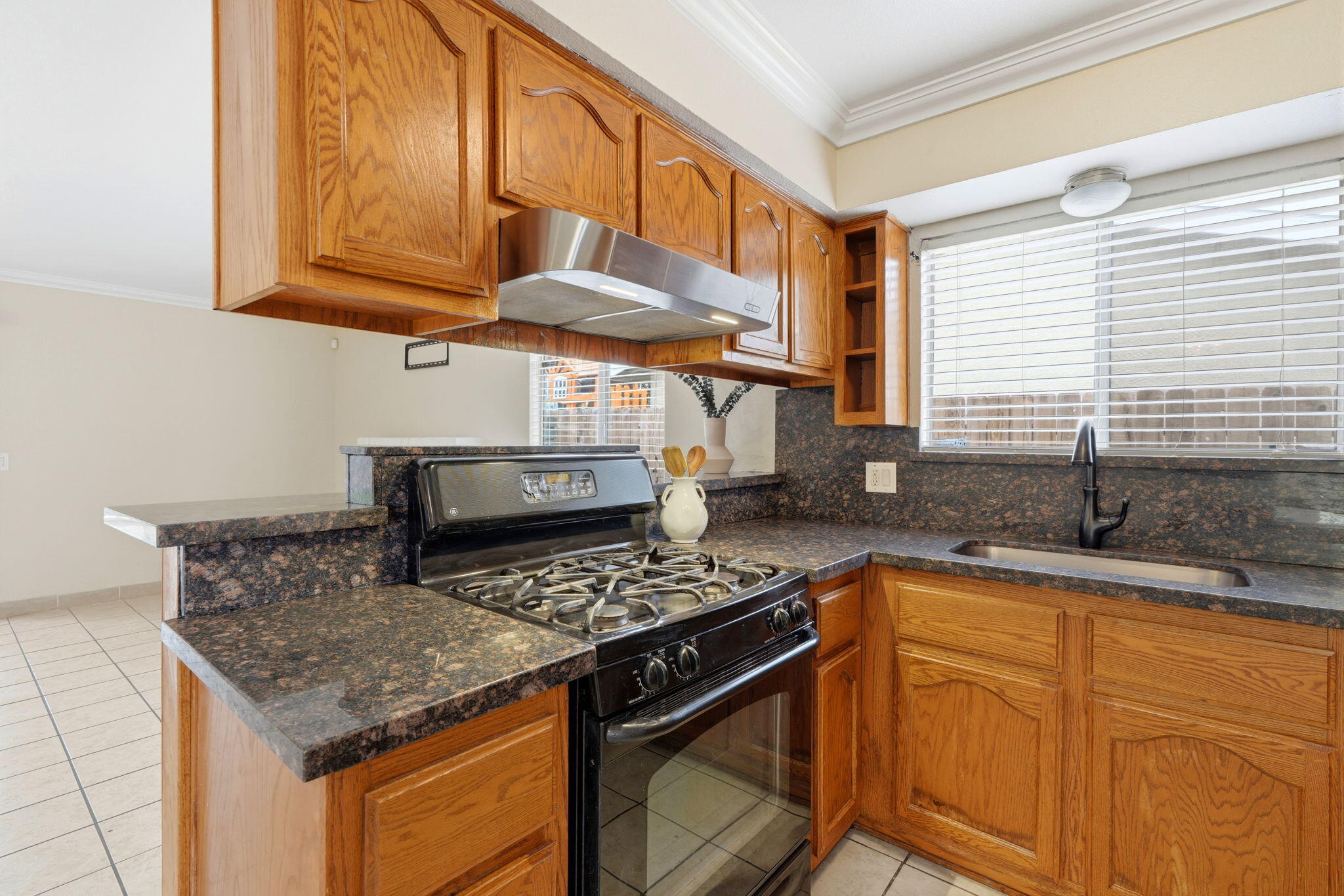 1911 N Giddings, Visalia, CA 93291