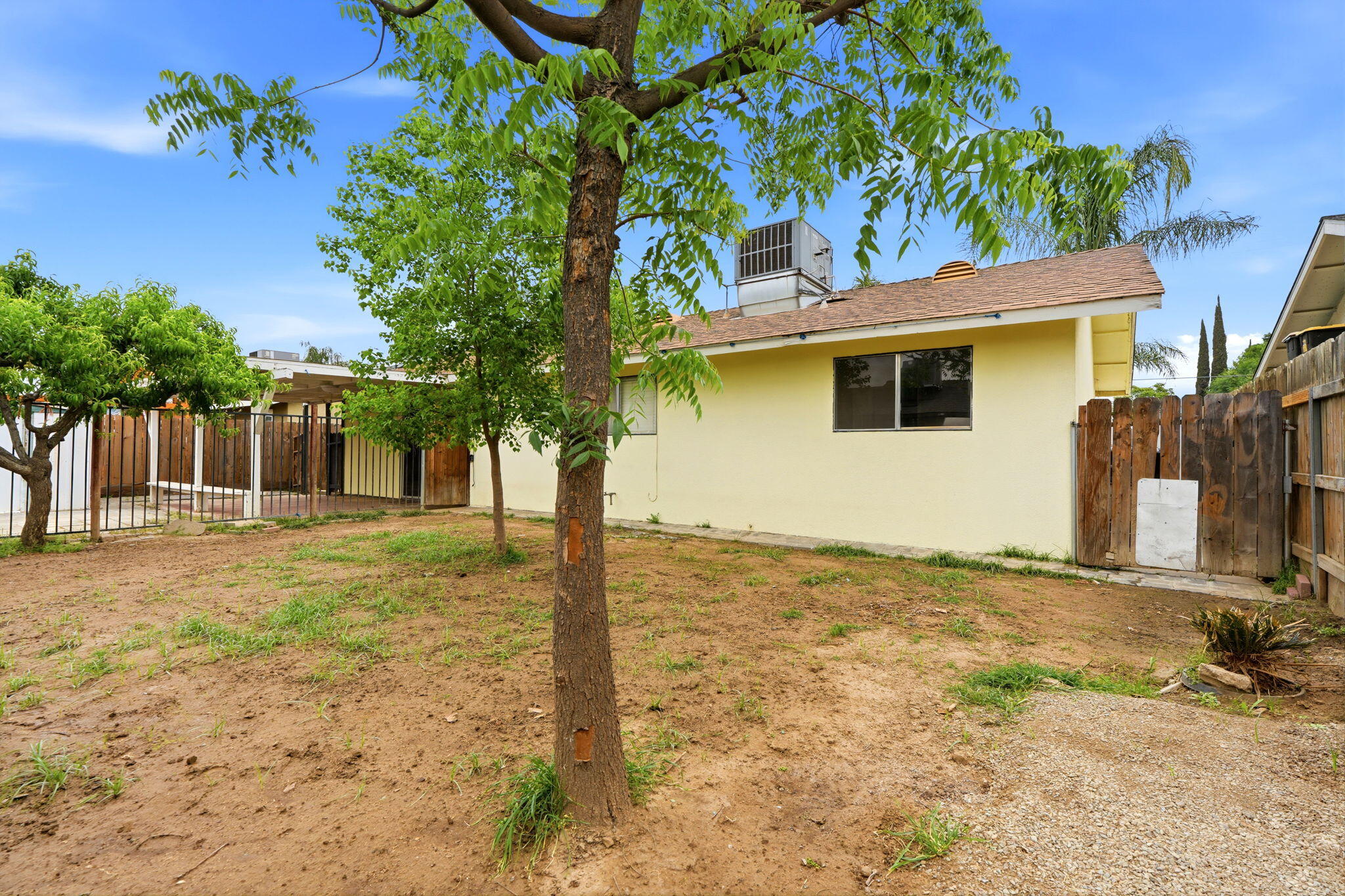 1911 N Giddings, Visalia, CA 93291