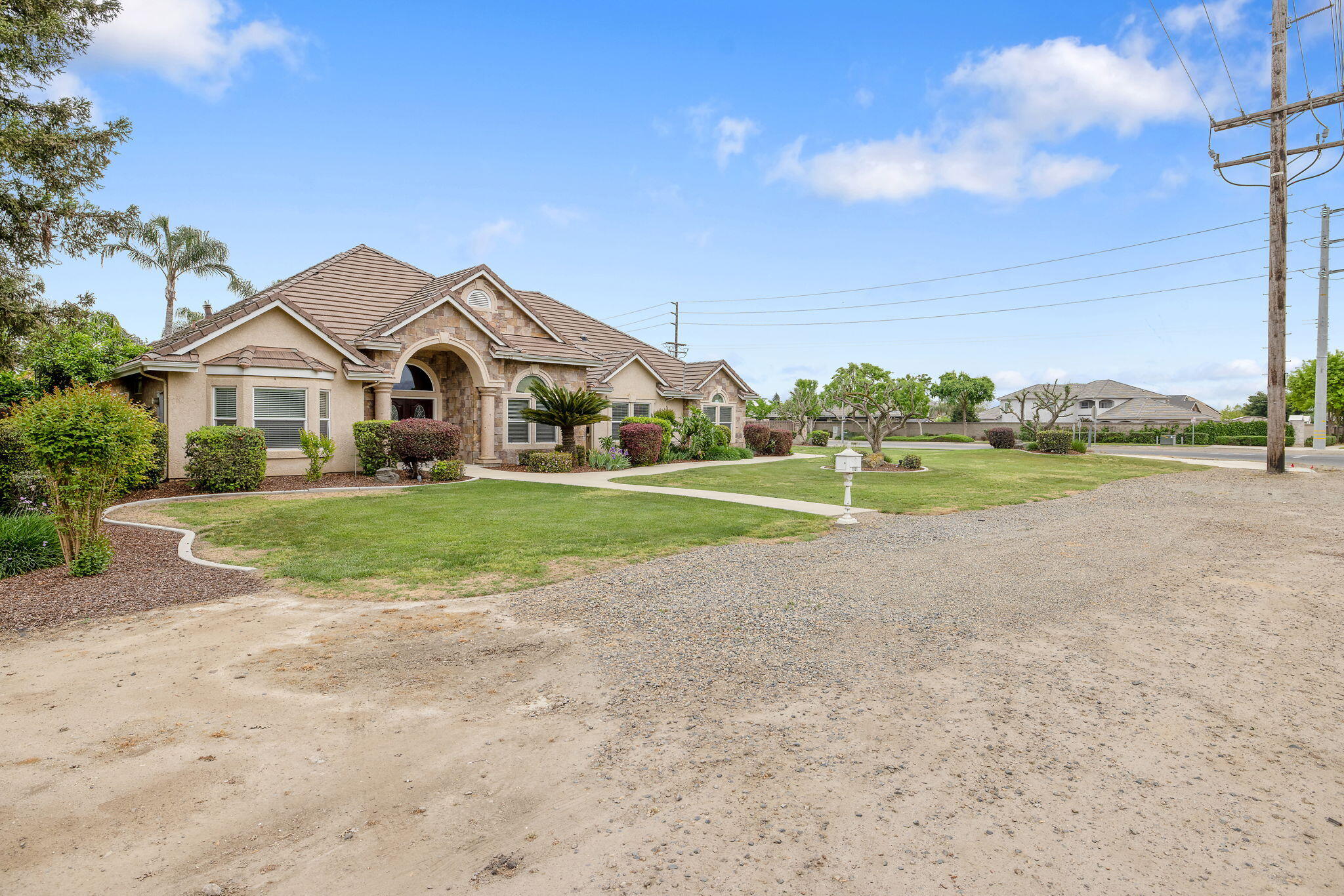 1928 S Shirk Rd, Visalia, CA 93277