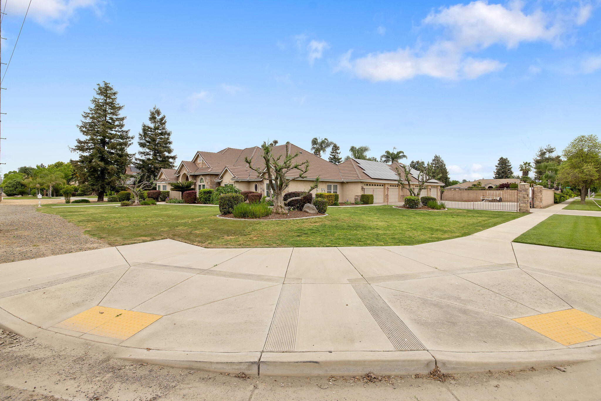 1928 S Shirk Rd, Visalia, CA 93277