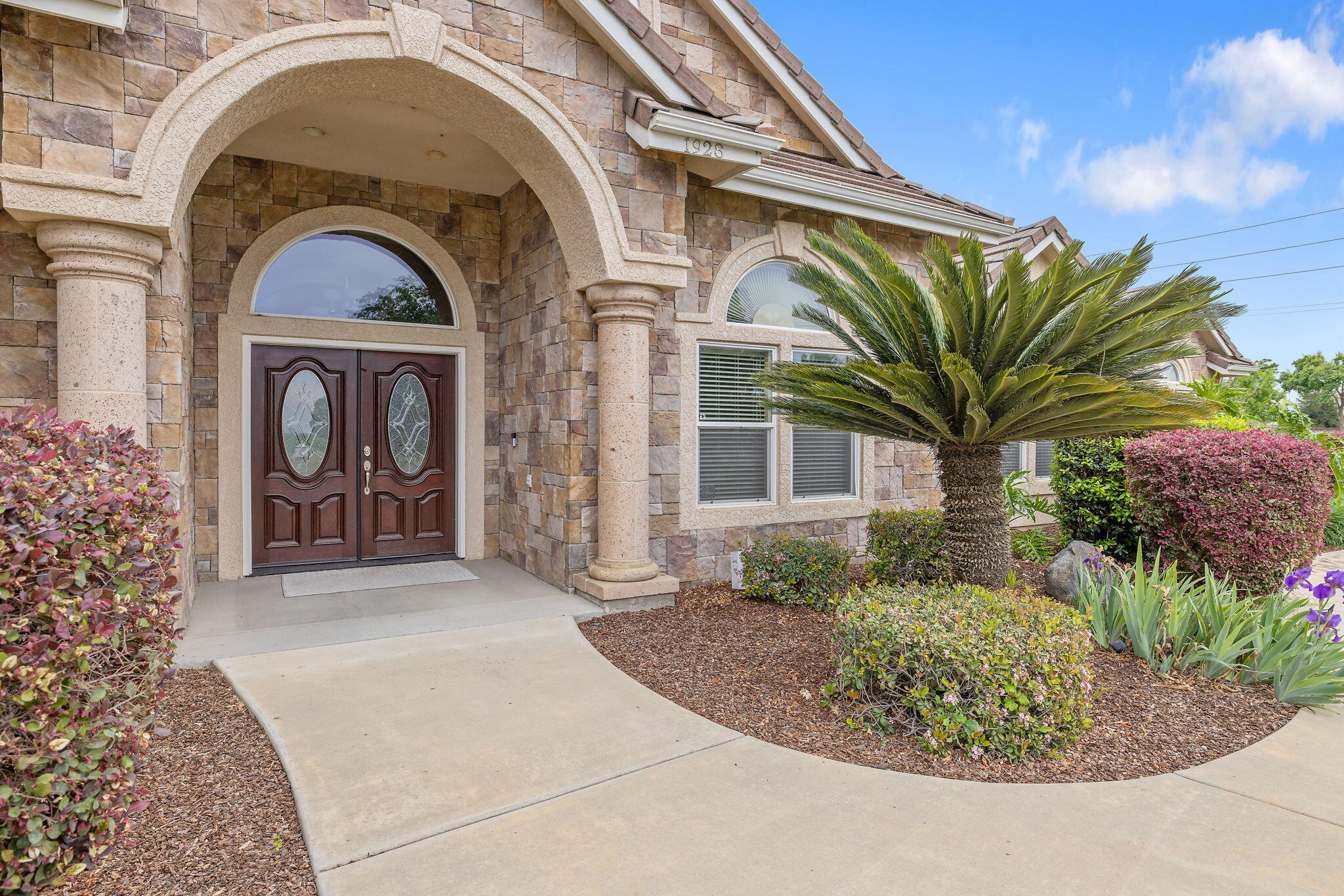 1928 S Shirk Rd, Visalia, CA 93277