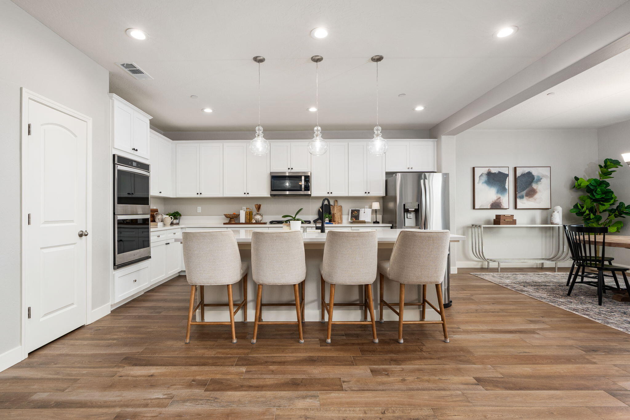 3428 N Crenshaw Ct, Visalia, CA 93291