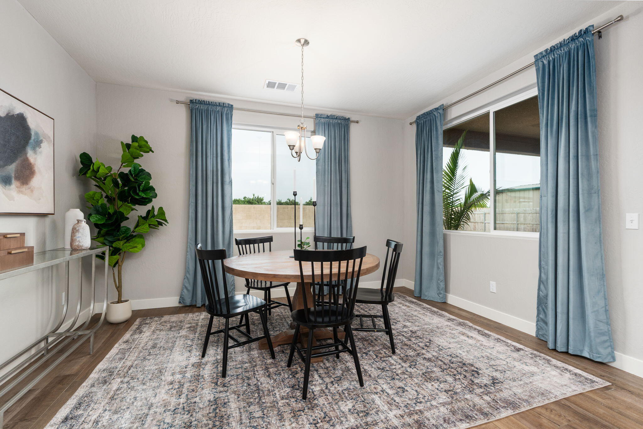 3428 N Crenshaw Ct, Visalia, CA 93291