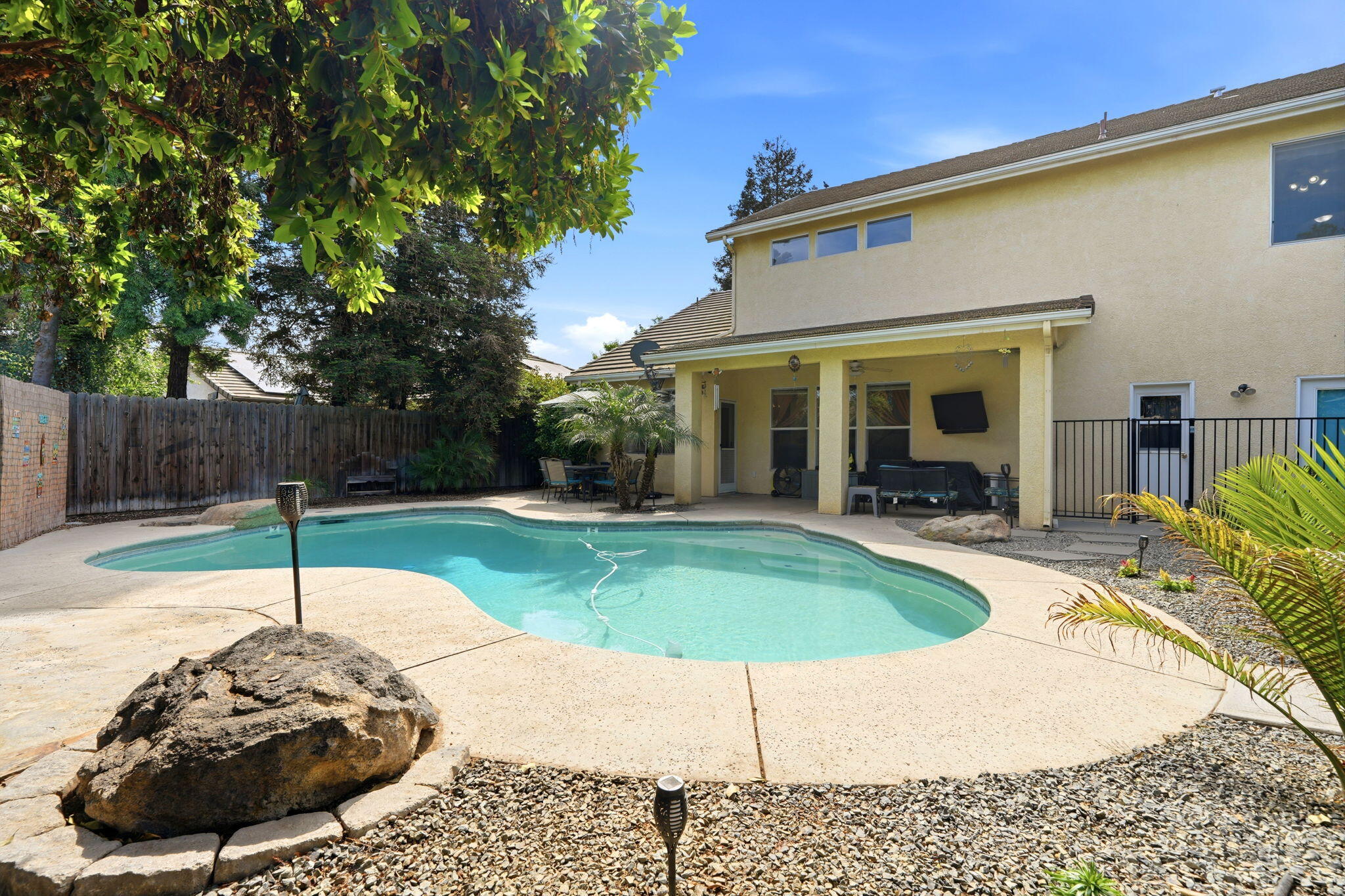 1240 Hillcrest Ave, Tulare, CA 93274