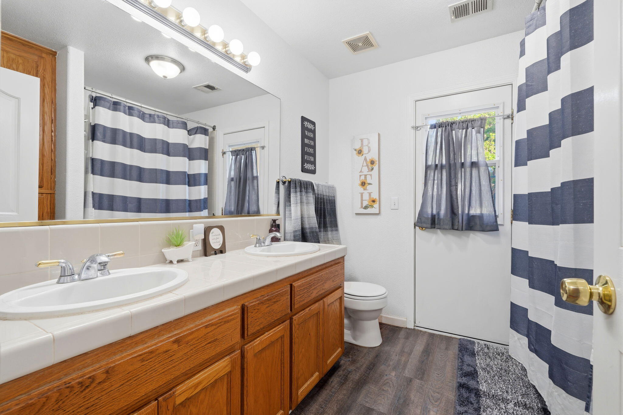 1240 Hillcrest Ave, Tulare, CA 93274