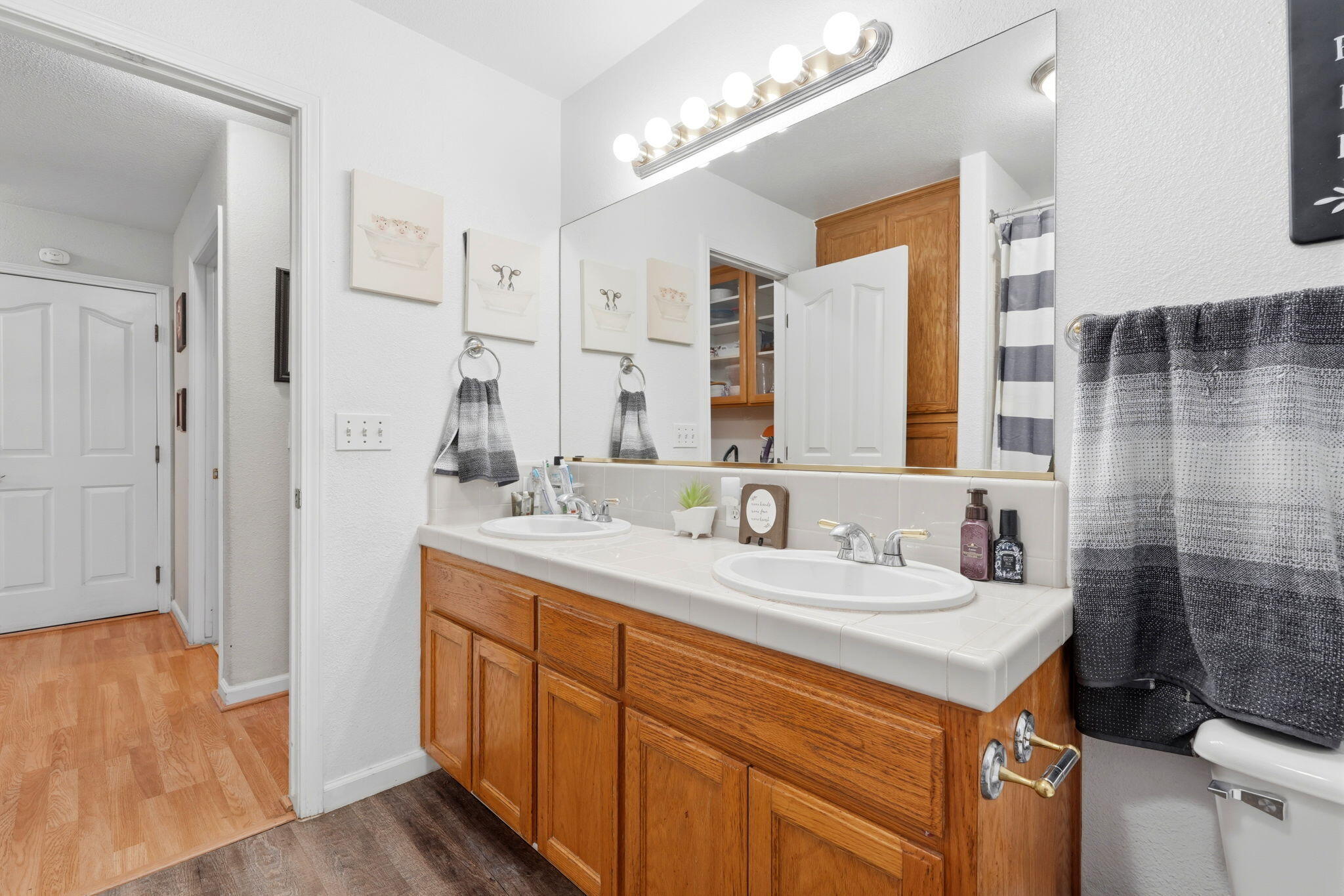 1240 Hillcrest Ave, Tulare, CA 93274