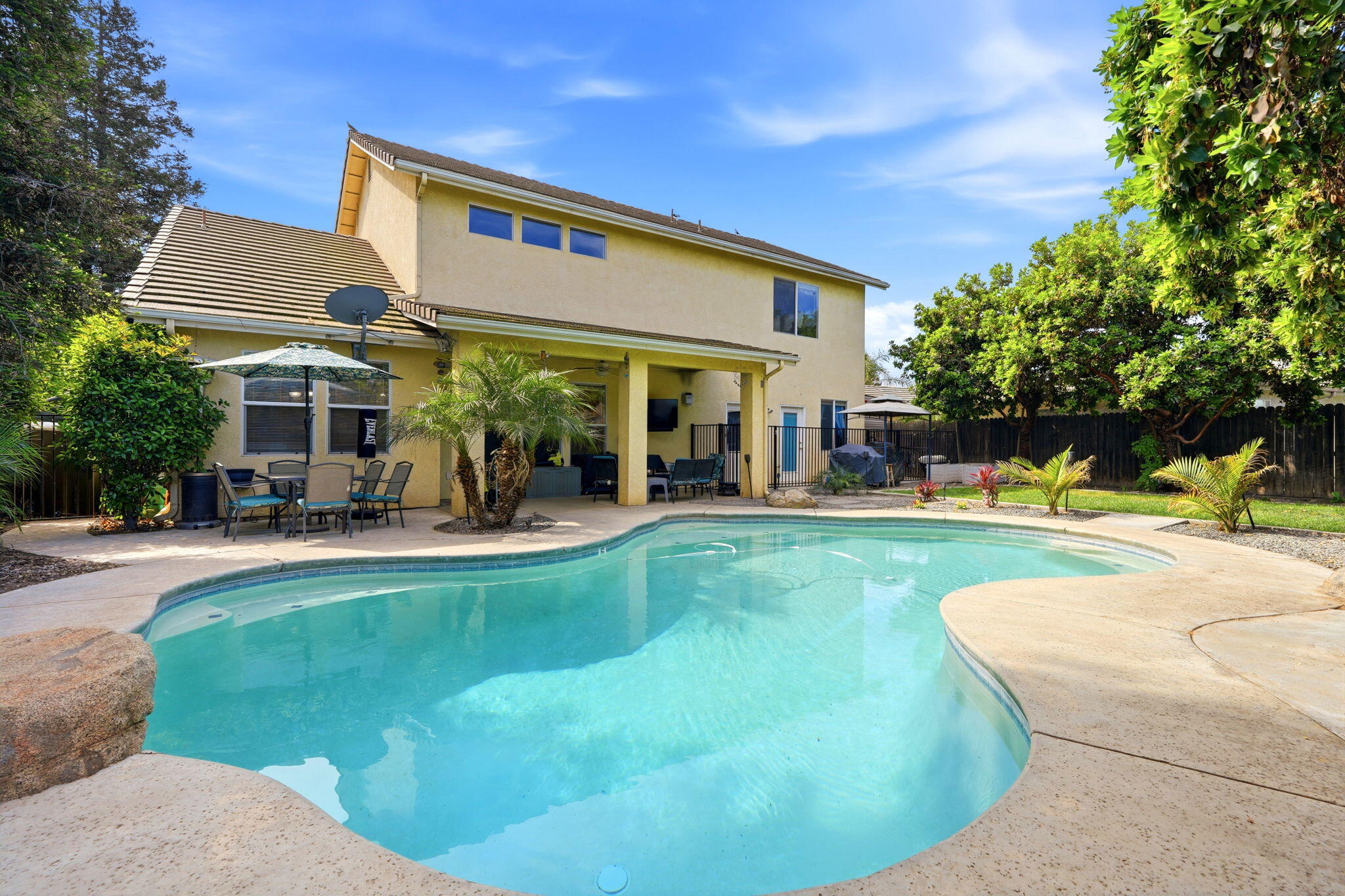 1240 Hillcrest Ave, Tulare, CA 93274