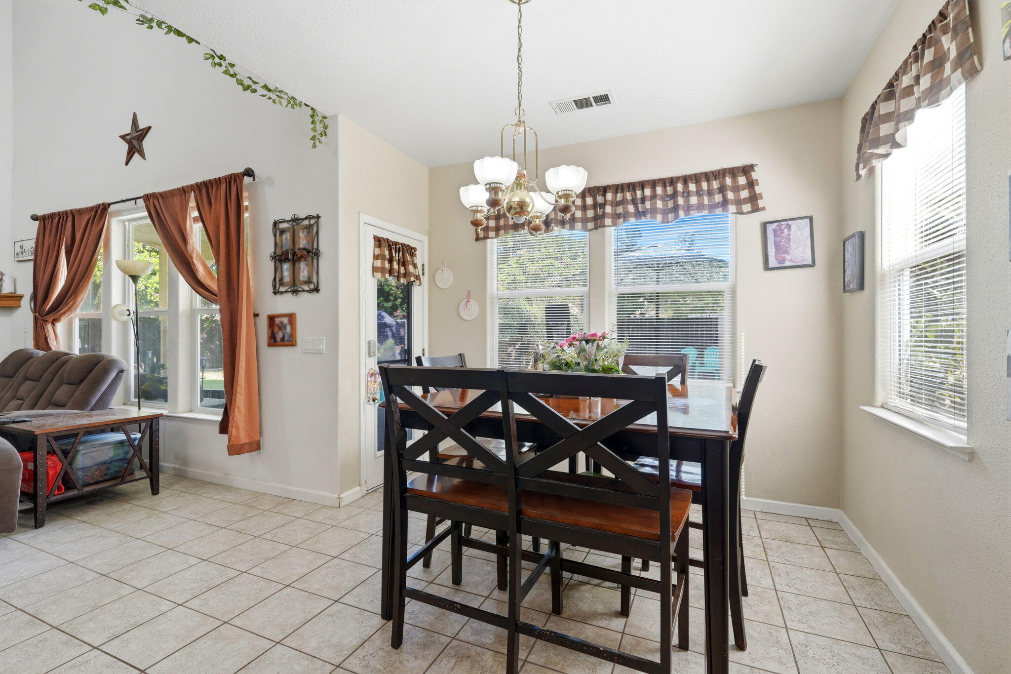 1240 Hillcrest Ave, Tulare, CA 93274