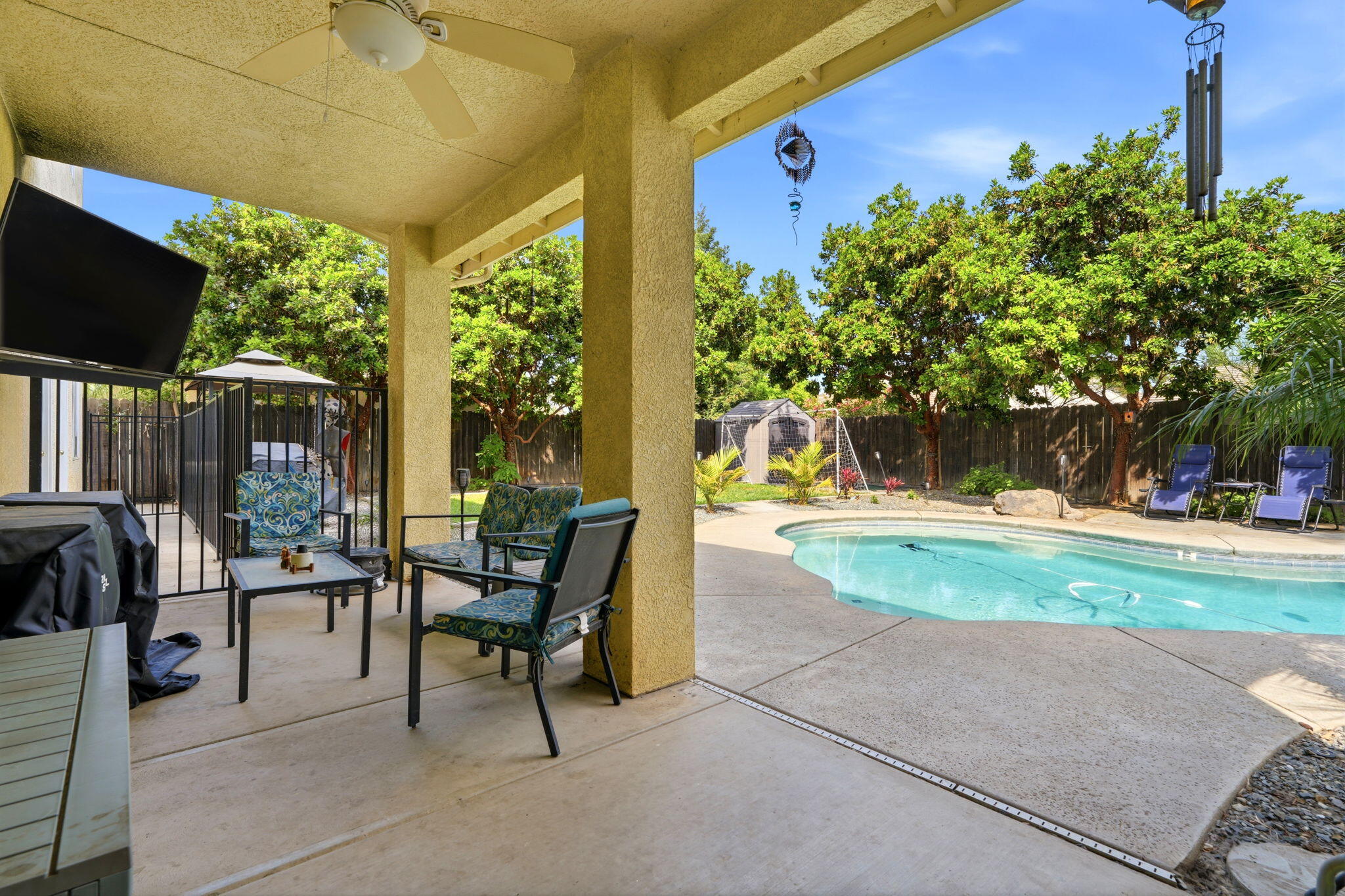 1240 Hillcrest Ave, Tulare, CA 93274