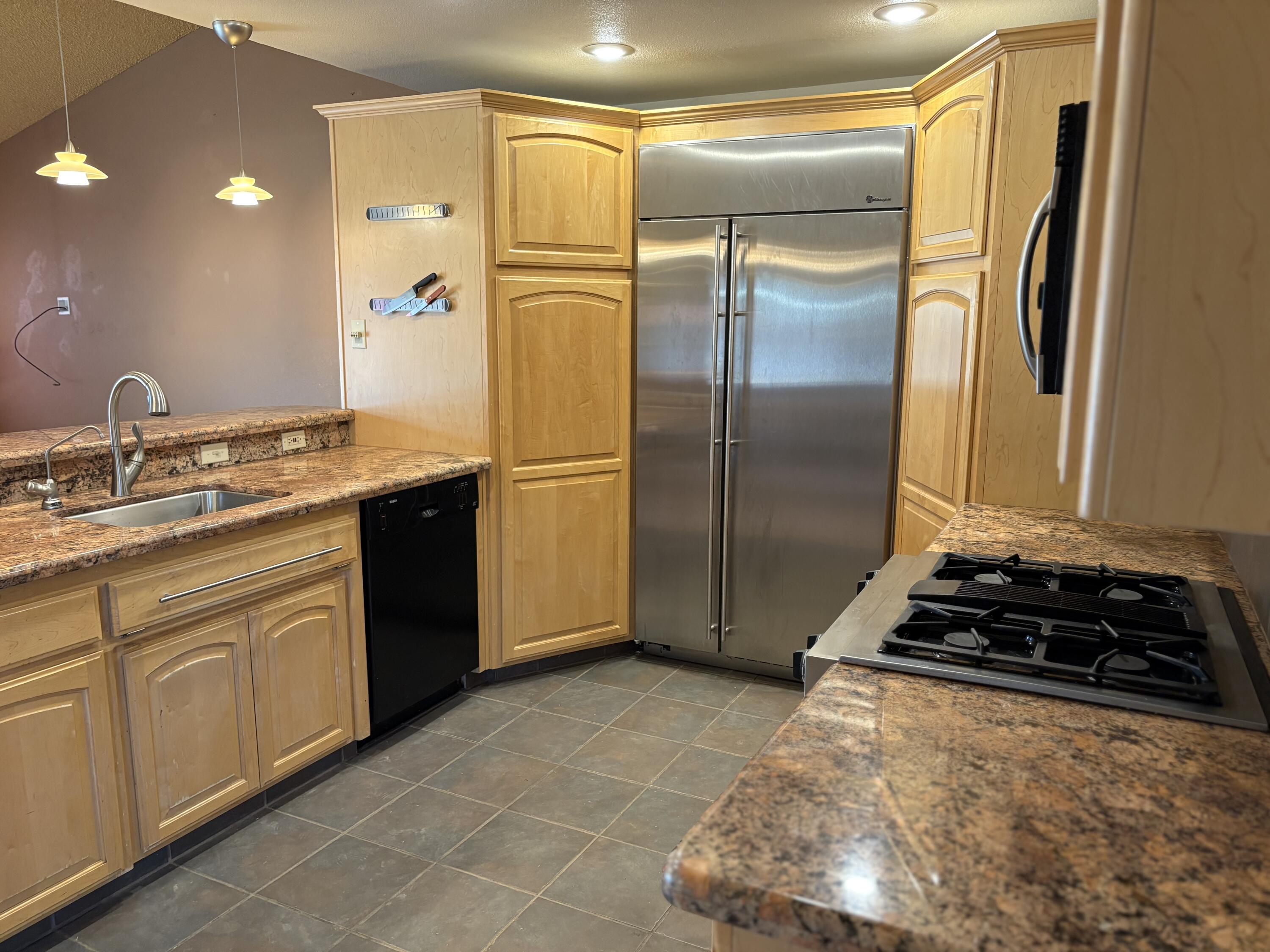 808 Vine St, Exeter, CA 93221