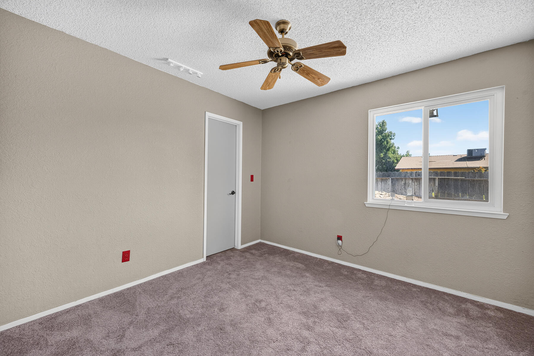 808 Vine St, Exeter, CA 93221