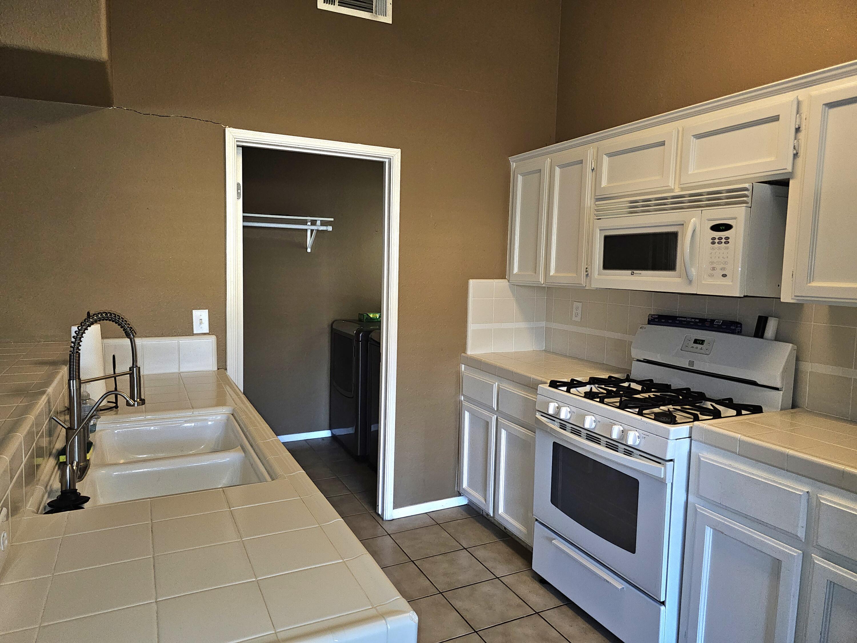 440 W Pepper Dr, Hanford, CA 93230