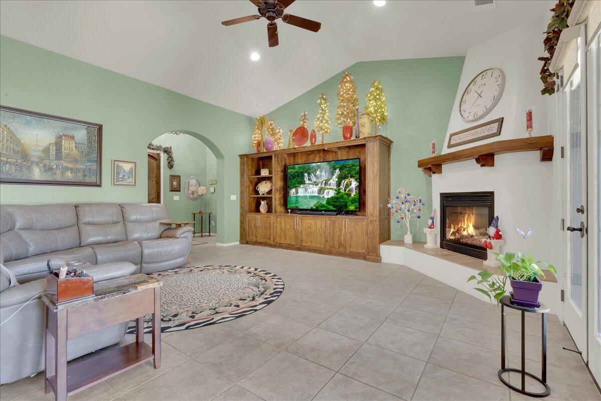 32815 Riverside Dr, Springville, CA 93265