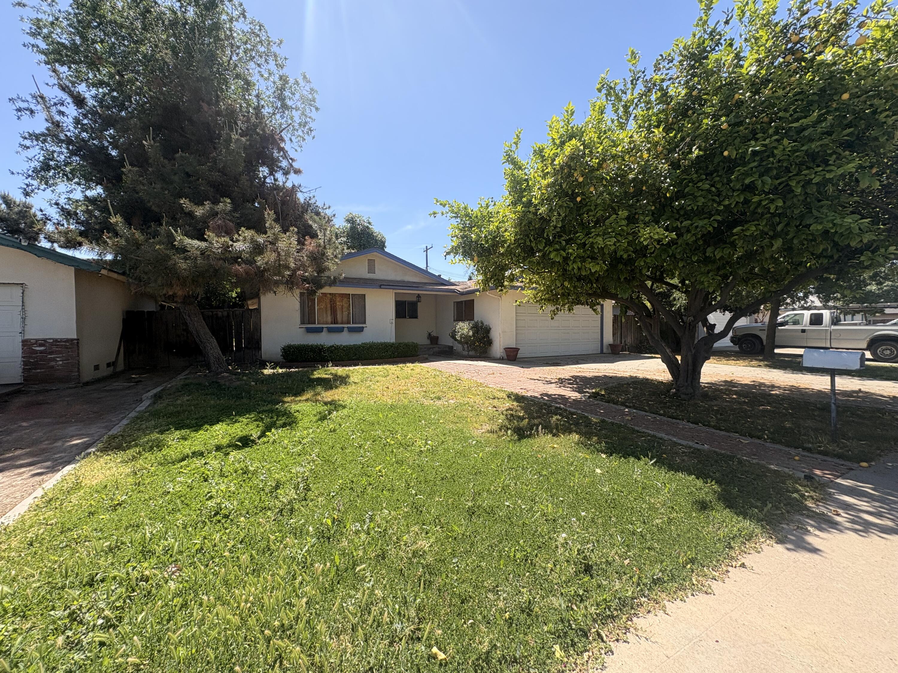 1515 W Cambridge Ave, Visalia, CA 93277