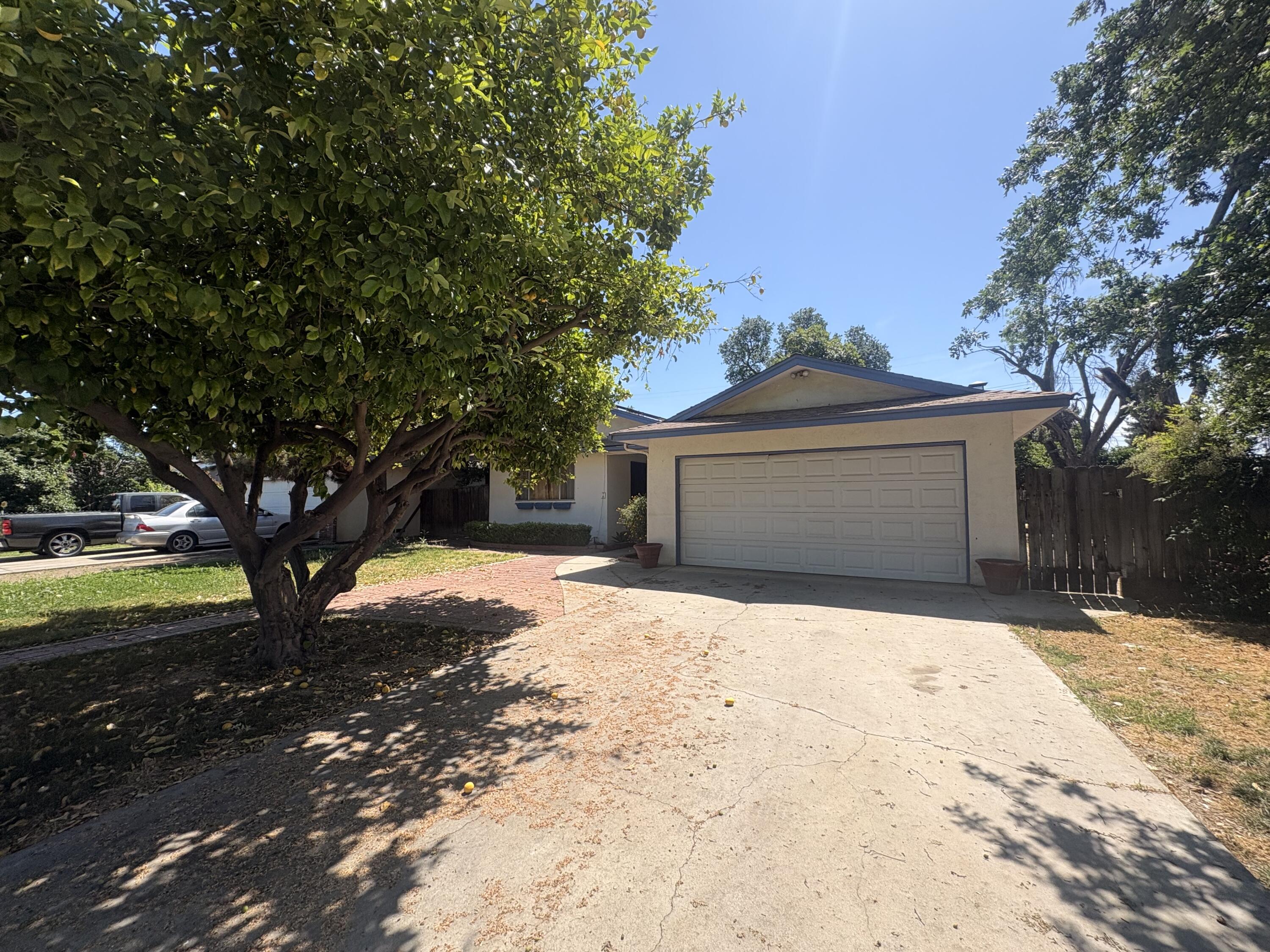 1515 W Cambridge Ave, Visalia, CA 93277