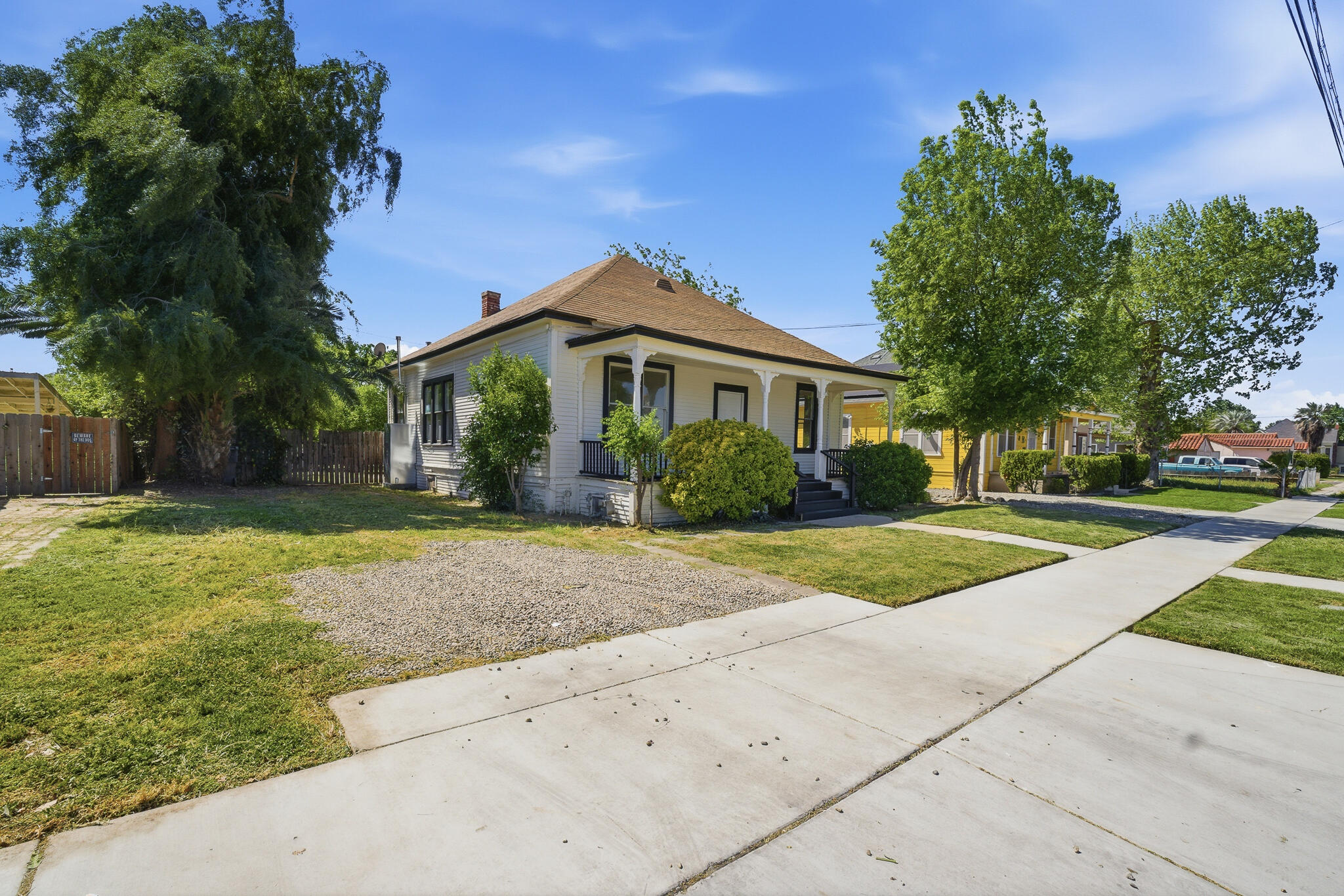 121 E Elm St, Hanford, CA 93230