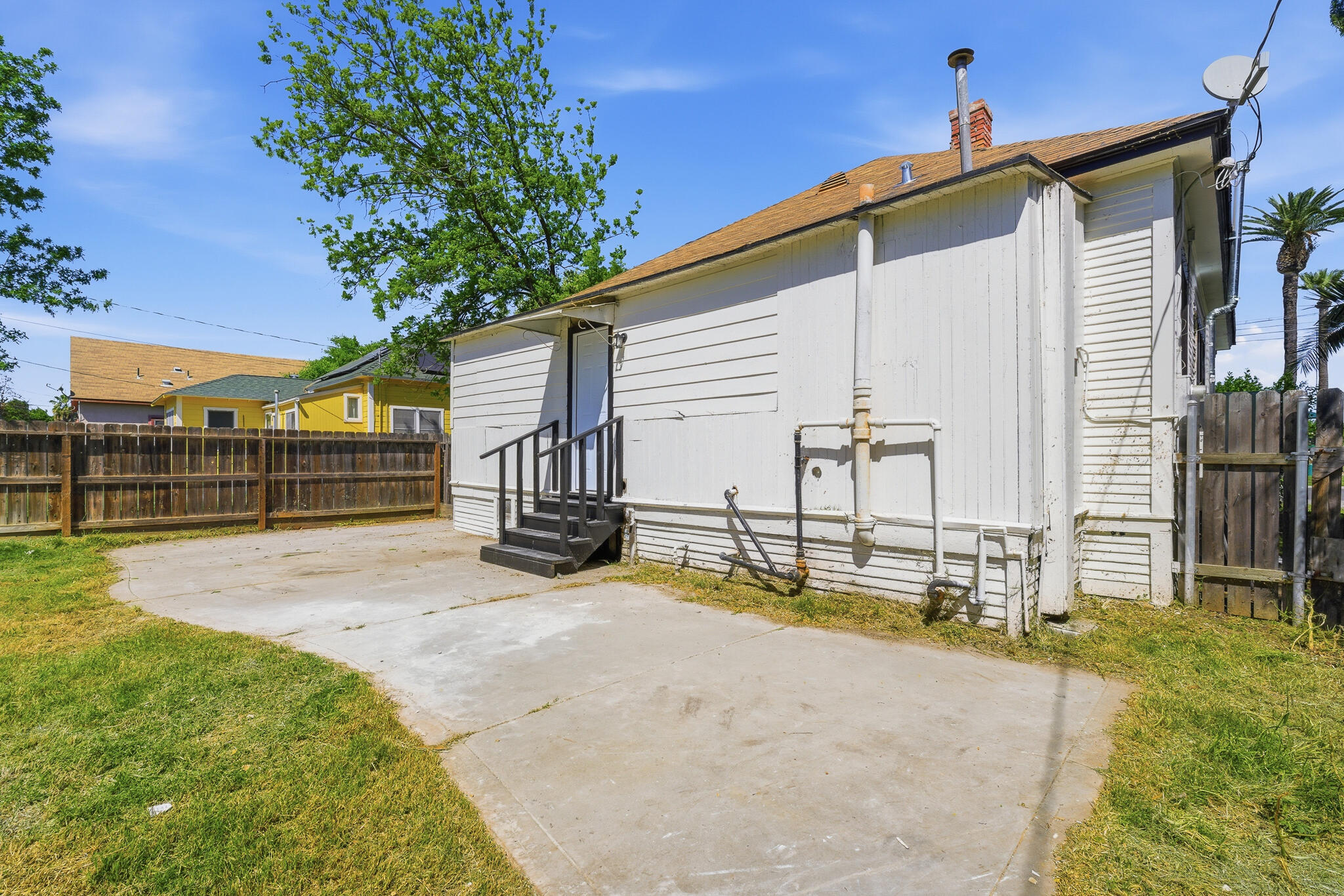 121 E Elm St, Hanford, CA 93230