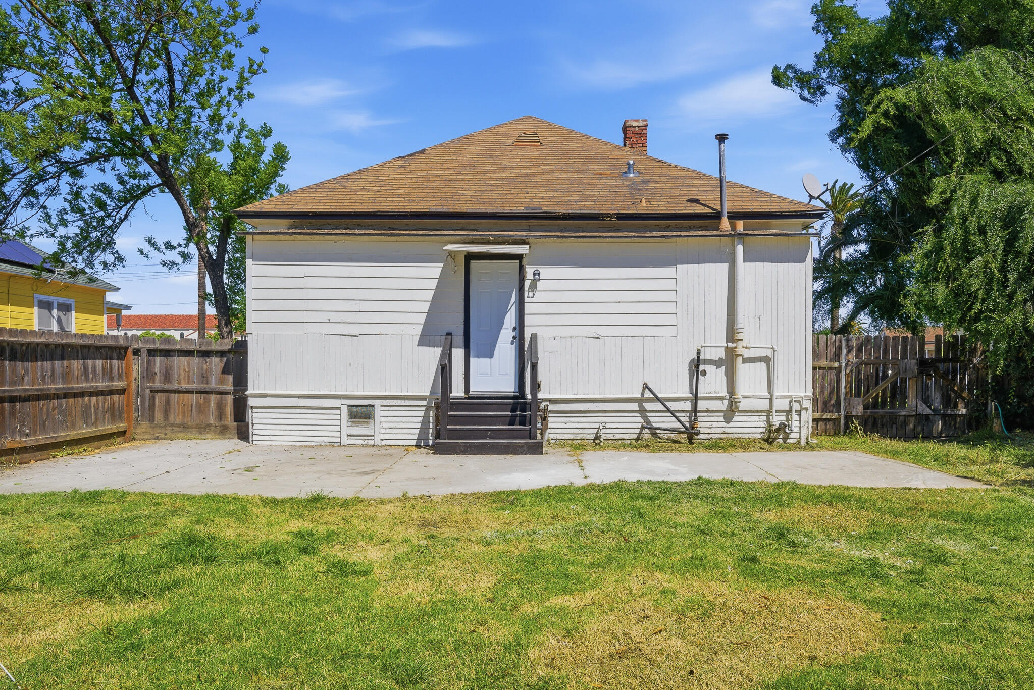 121 E Elm St, Hanford, CA 93230