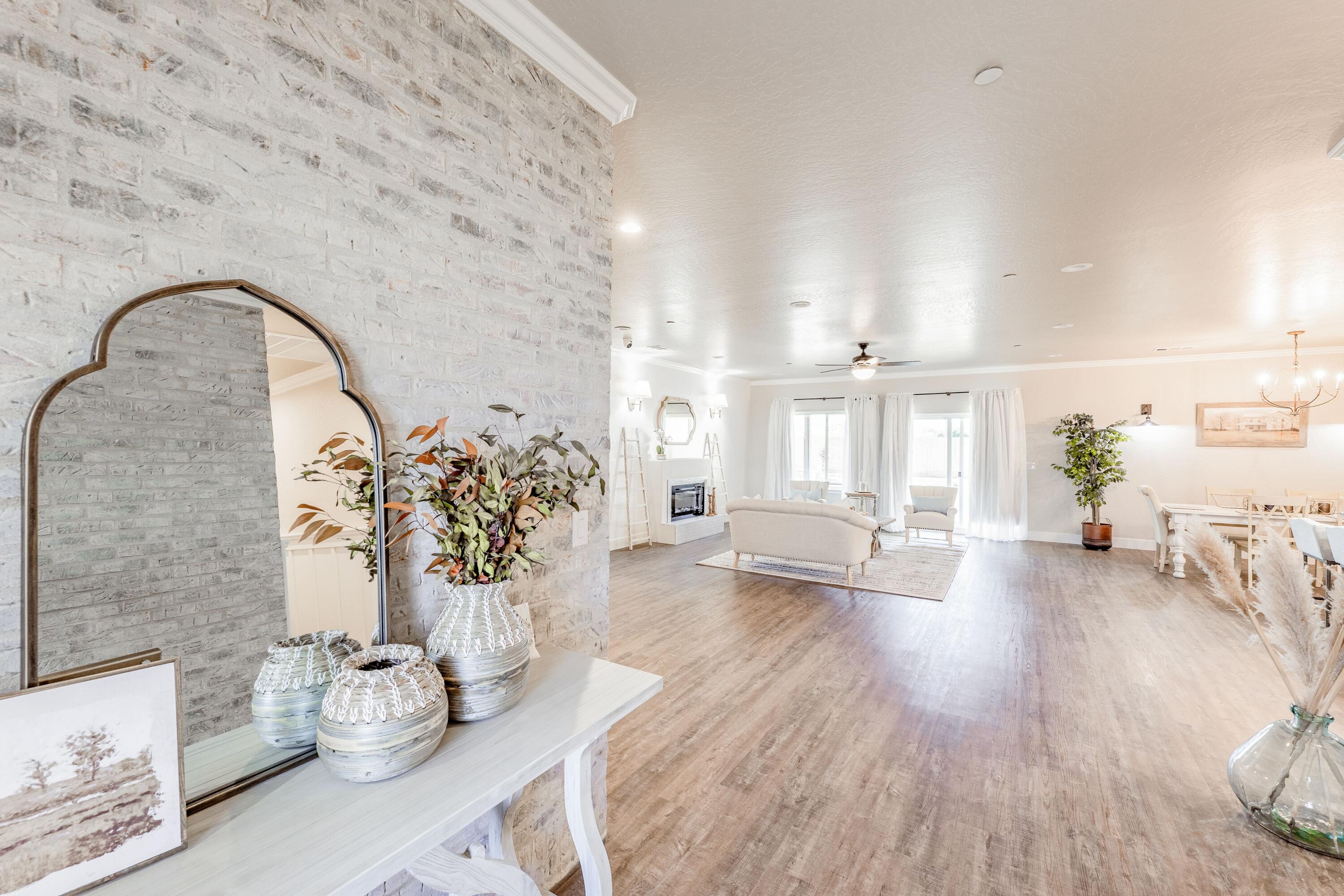 1002 N Acacia St, Woodlake, CA 93286