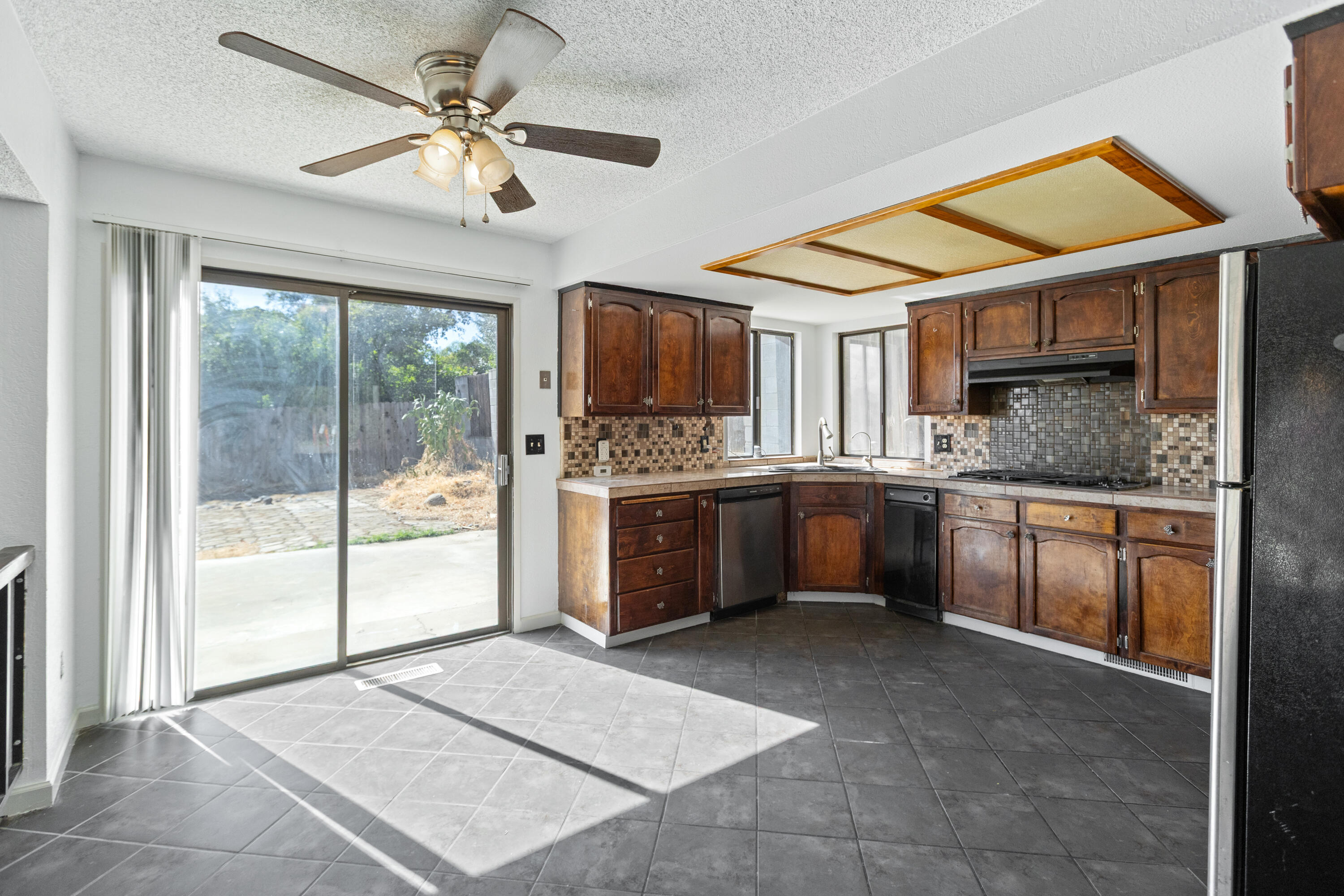 91 Heatherwood Ct, Porterville, CA 93257