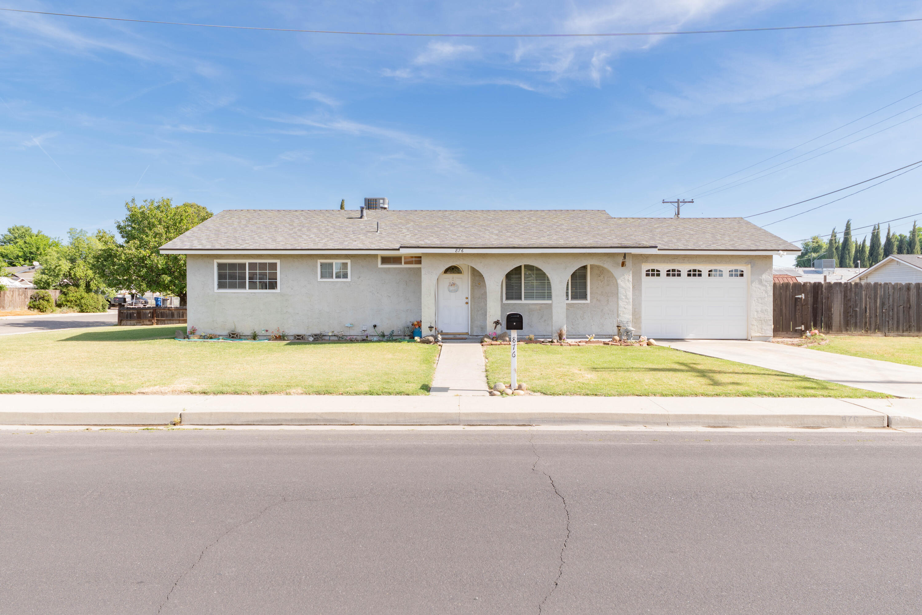876 Daphne Ln, Lemoore, CA 93245