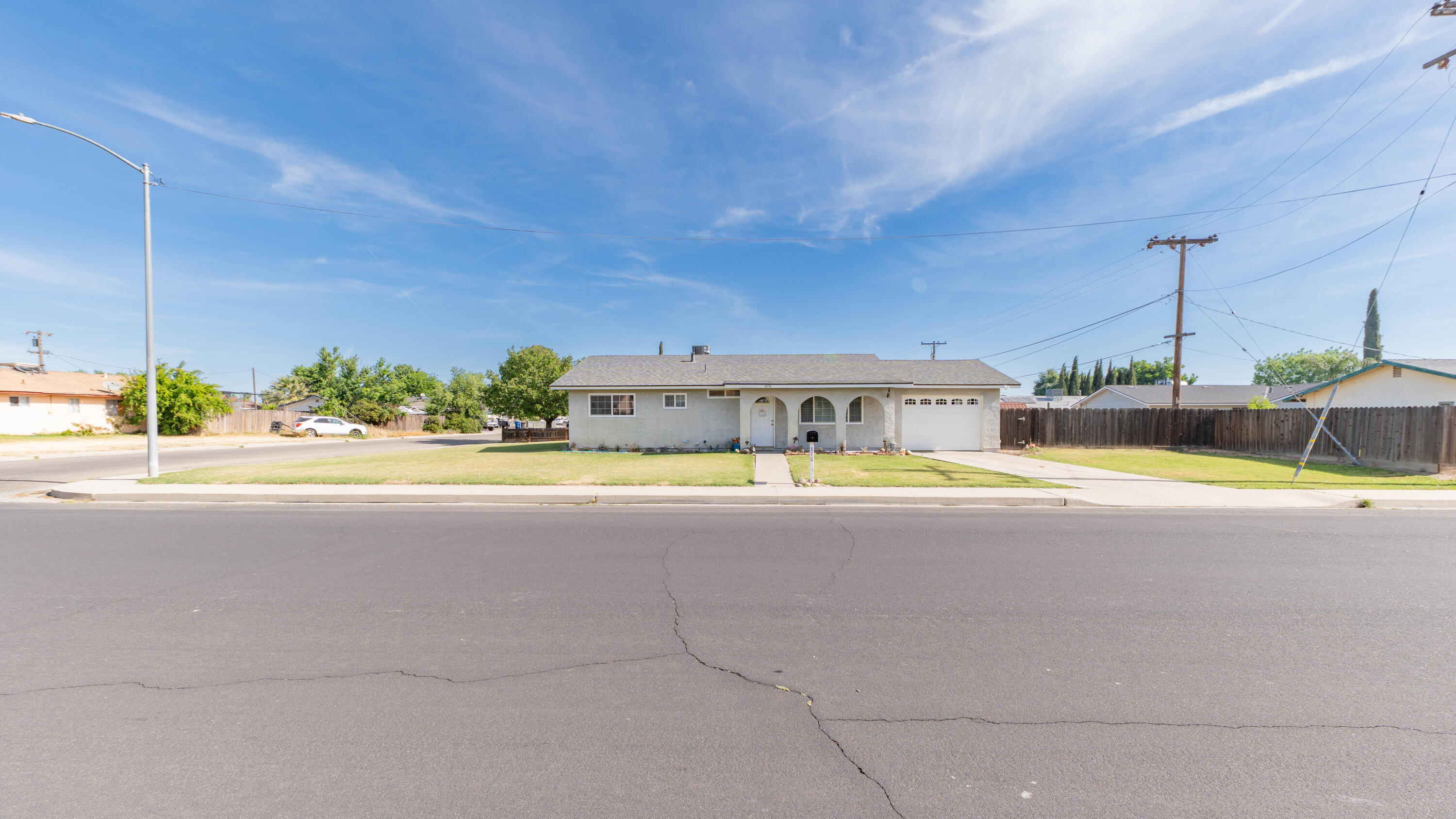 876 Daphne Ln, Lemoore, CA 93245