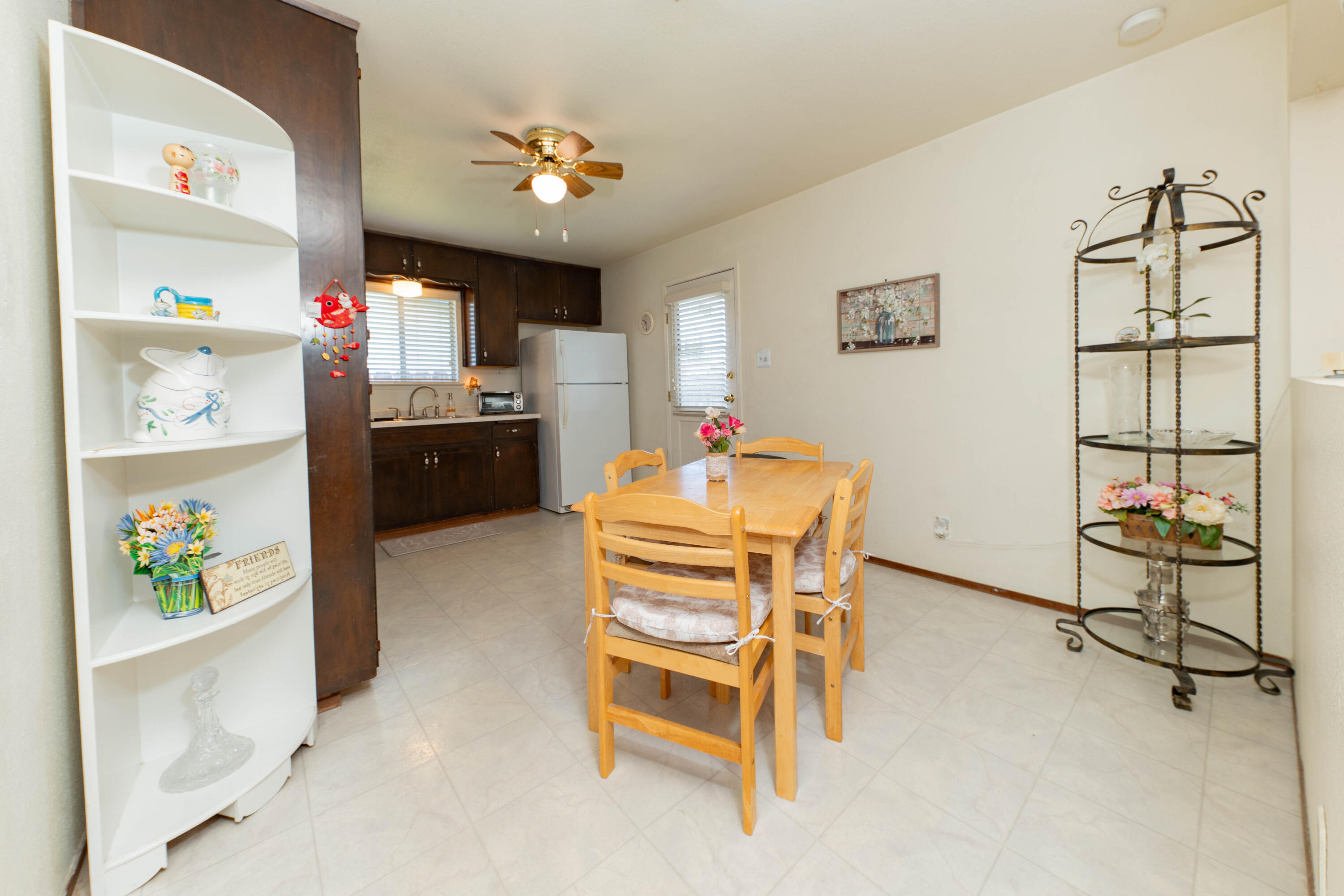 876 Daphne Ln, Lemoore, CA 93245