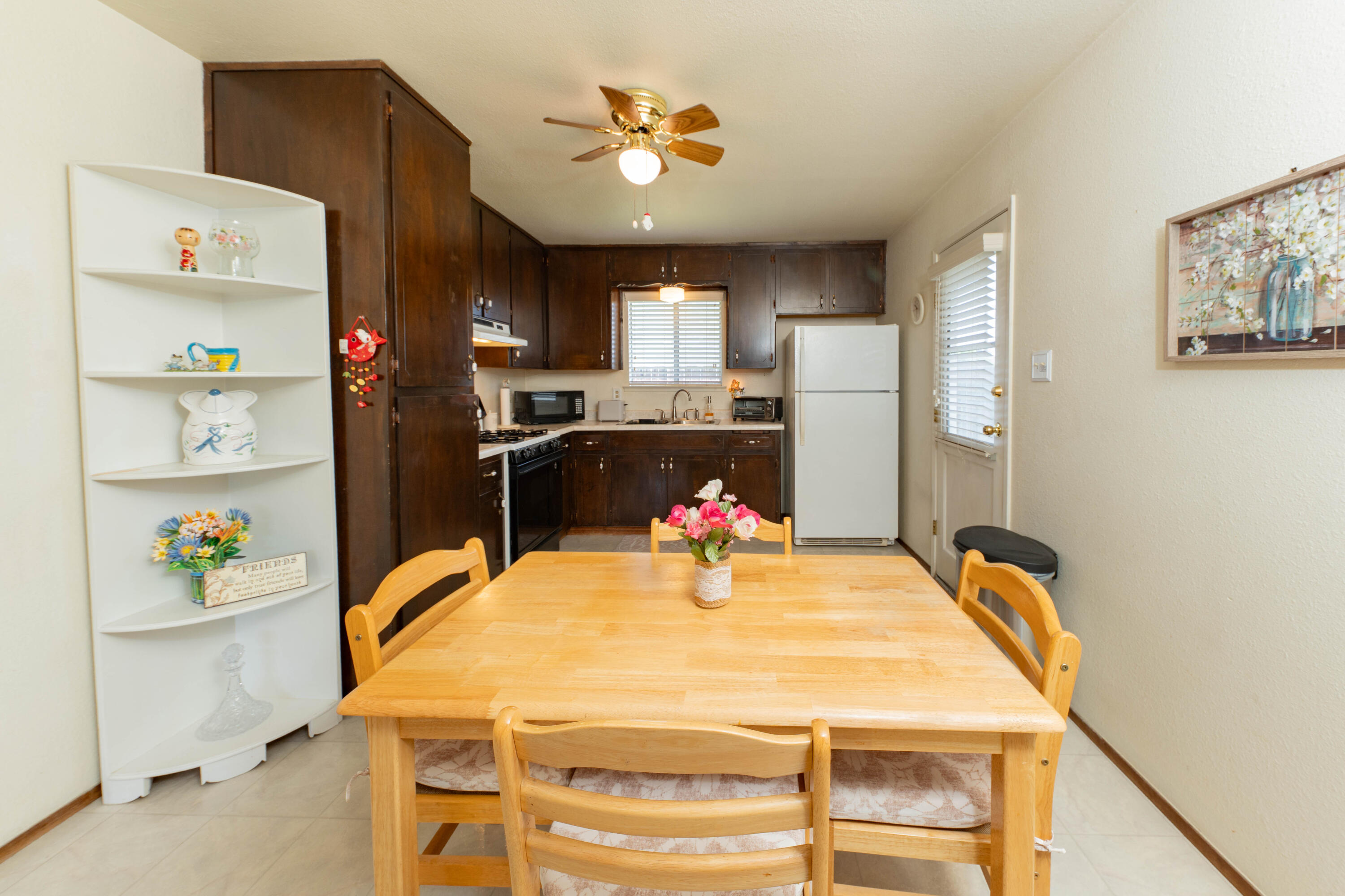 876 Daphne Ln, Lemoore, CA 93245