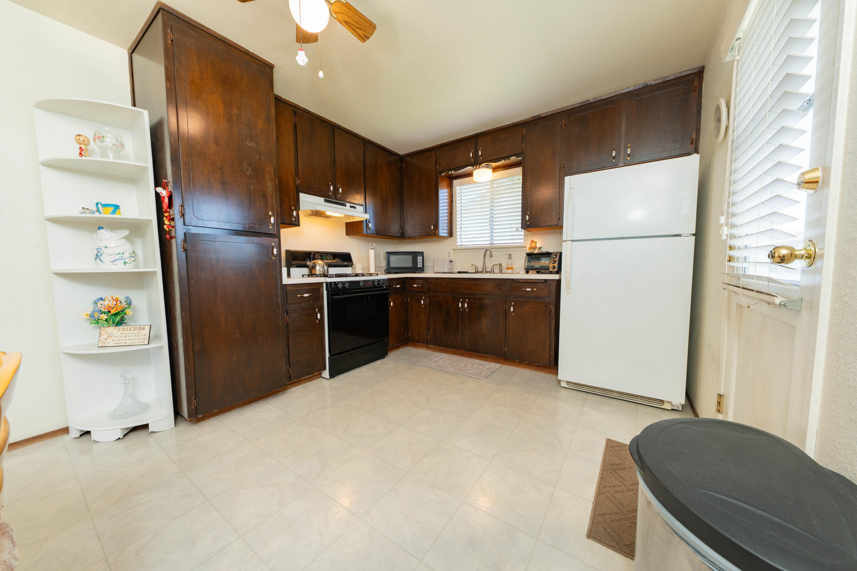 876 Daphne Ln, Lemoore, CA 93245