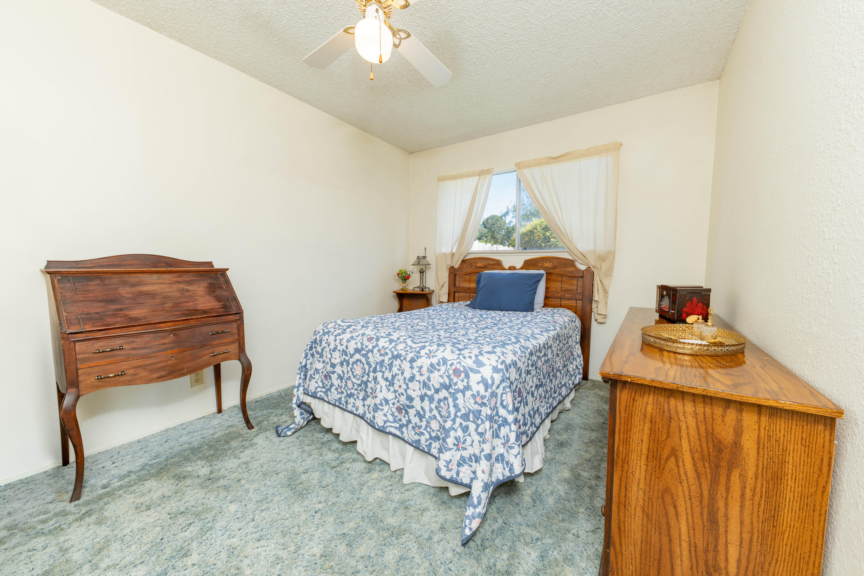 876 Daphne Ln, Lemoore, CA 93245