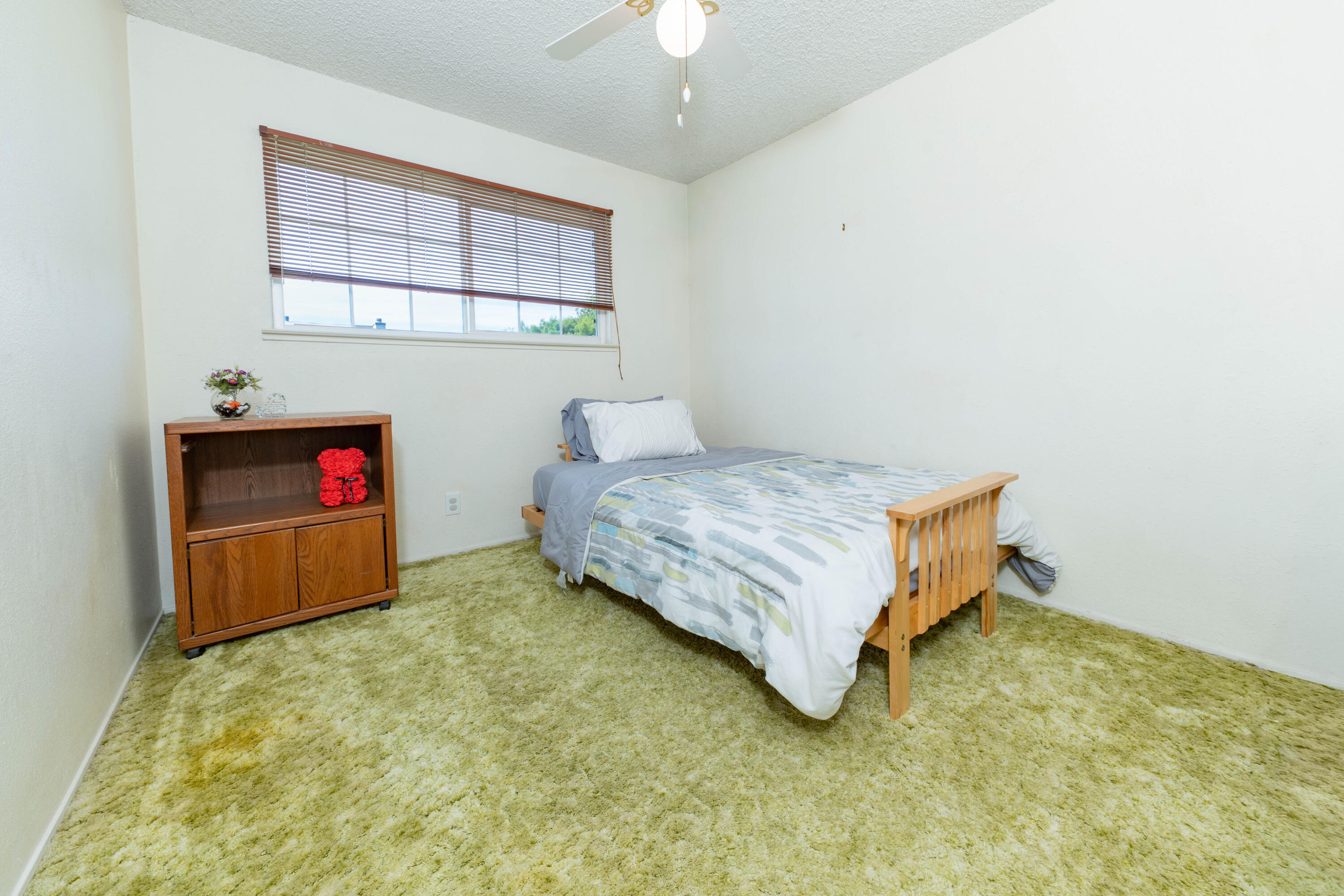 876 Daphne Ln, Lemoore, CA 93245