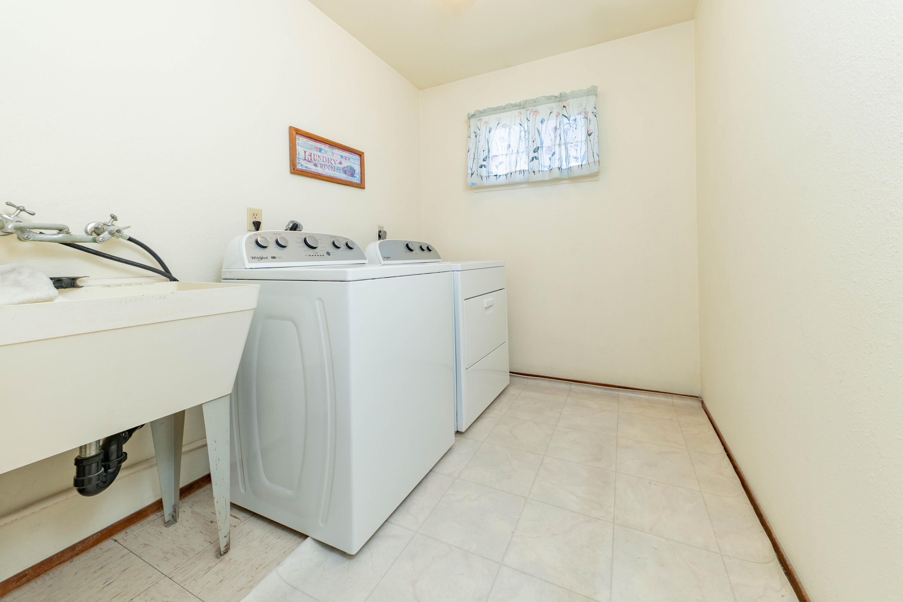 876 Daphne Ln, Lemoore, CA 93245