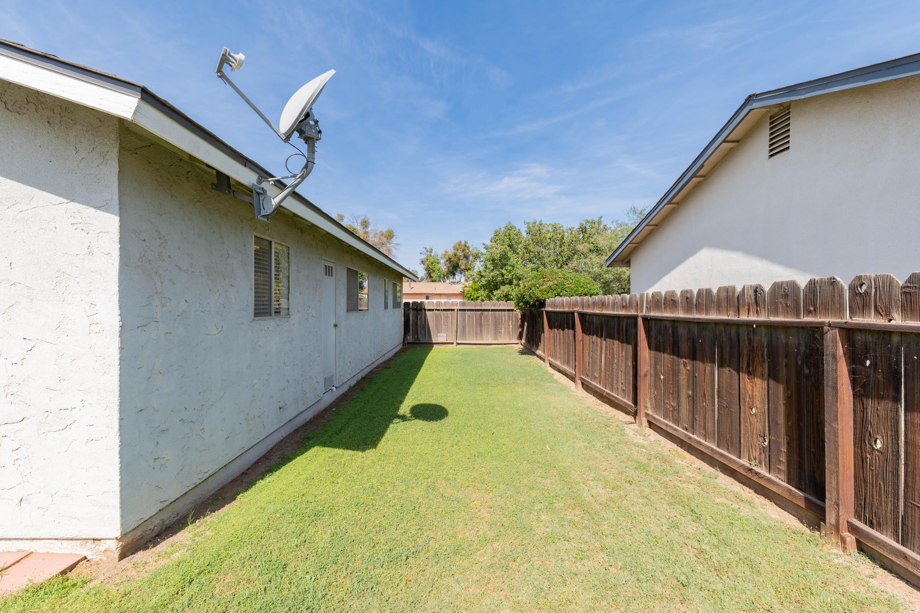 876 Daphne Ln, Lemoore, CA 93245