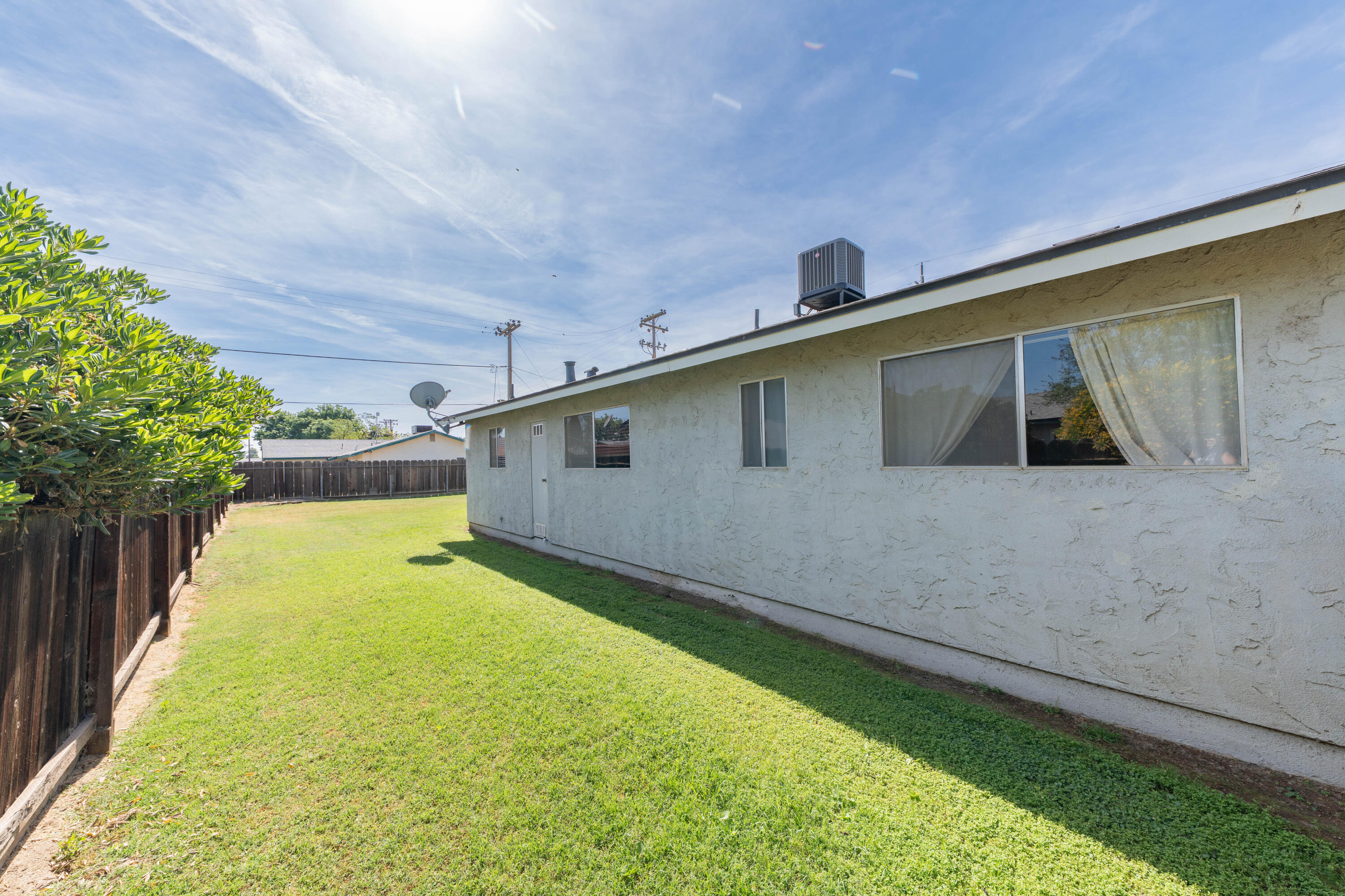 876 Daphne Ln, Lemoore, CA 93245