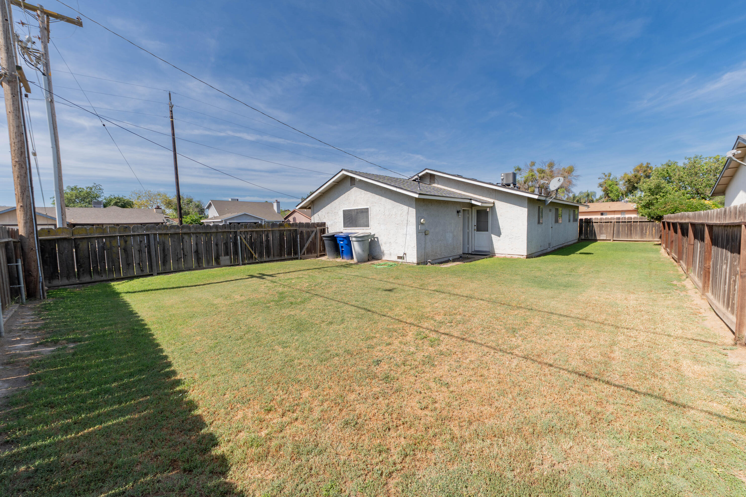 876 Daphne Ln, Lemoore, CA 93245