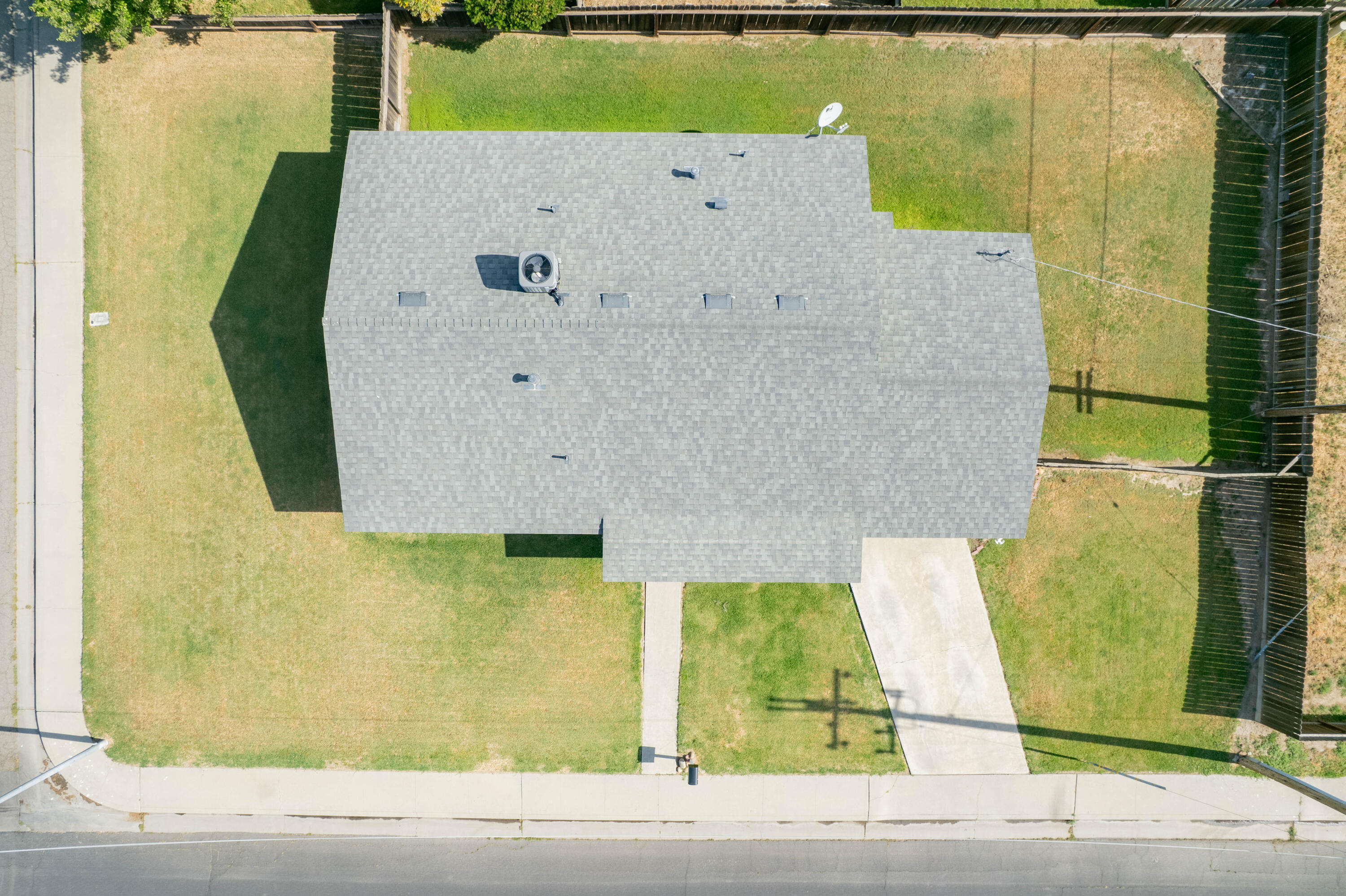 876 Daphne Ln, Lemoore, CA 93245