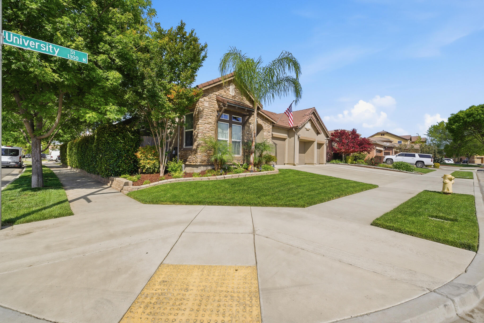 1301 N University Ct, Visalia, CA 93291