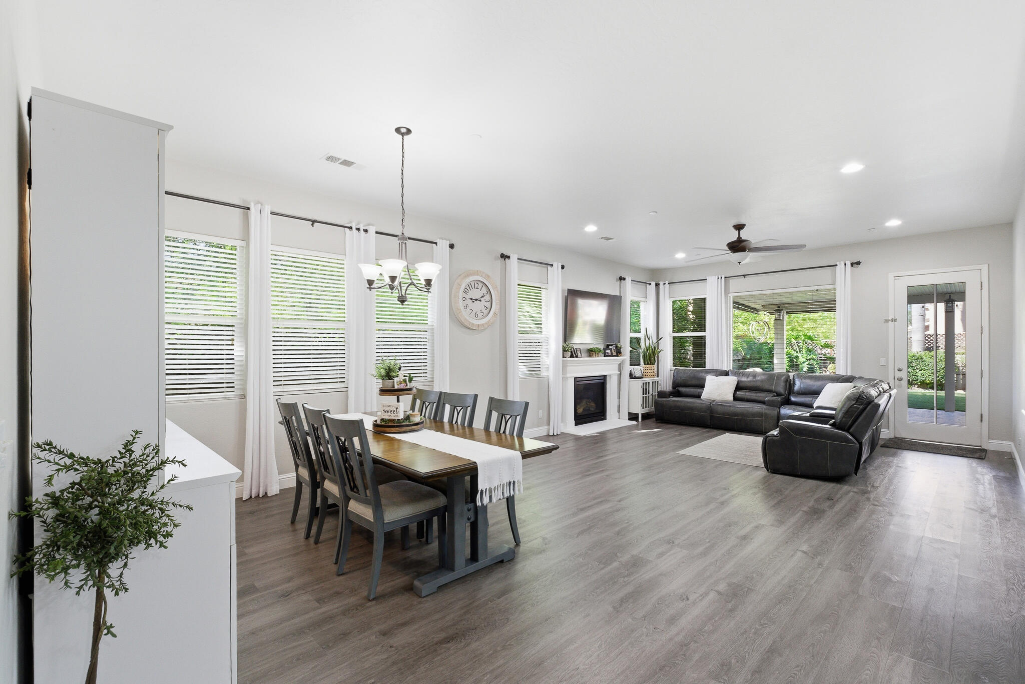 1301 N University Ct, Visalia, CA 93291