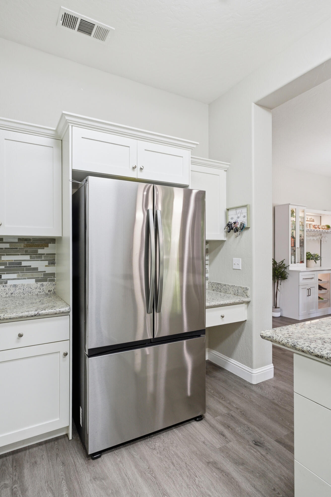 1301 N University Ct, Visalia, CA 93291