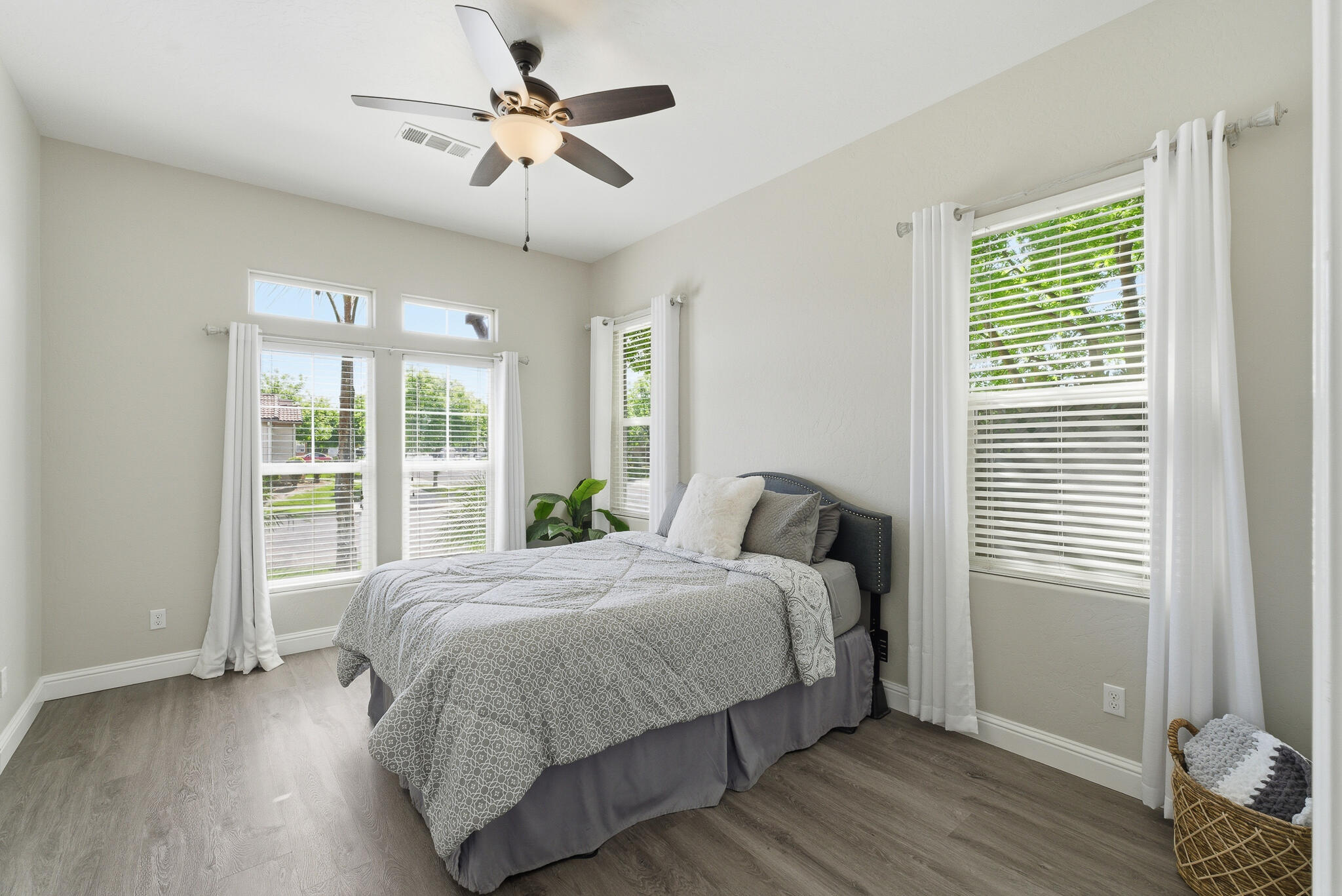 1301 N University Ct, Visalia, CA 93291