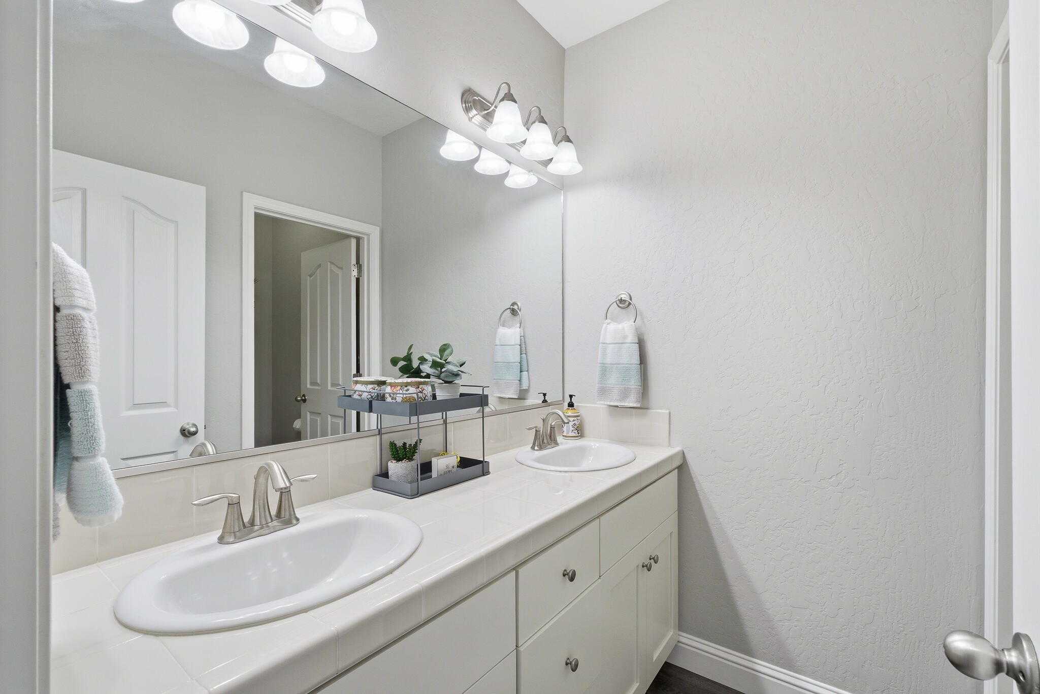 1301 N University Ct, Visalia, CA 93291