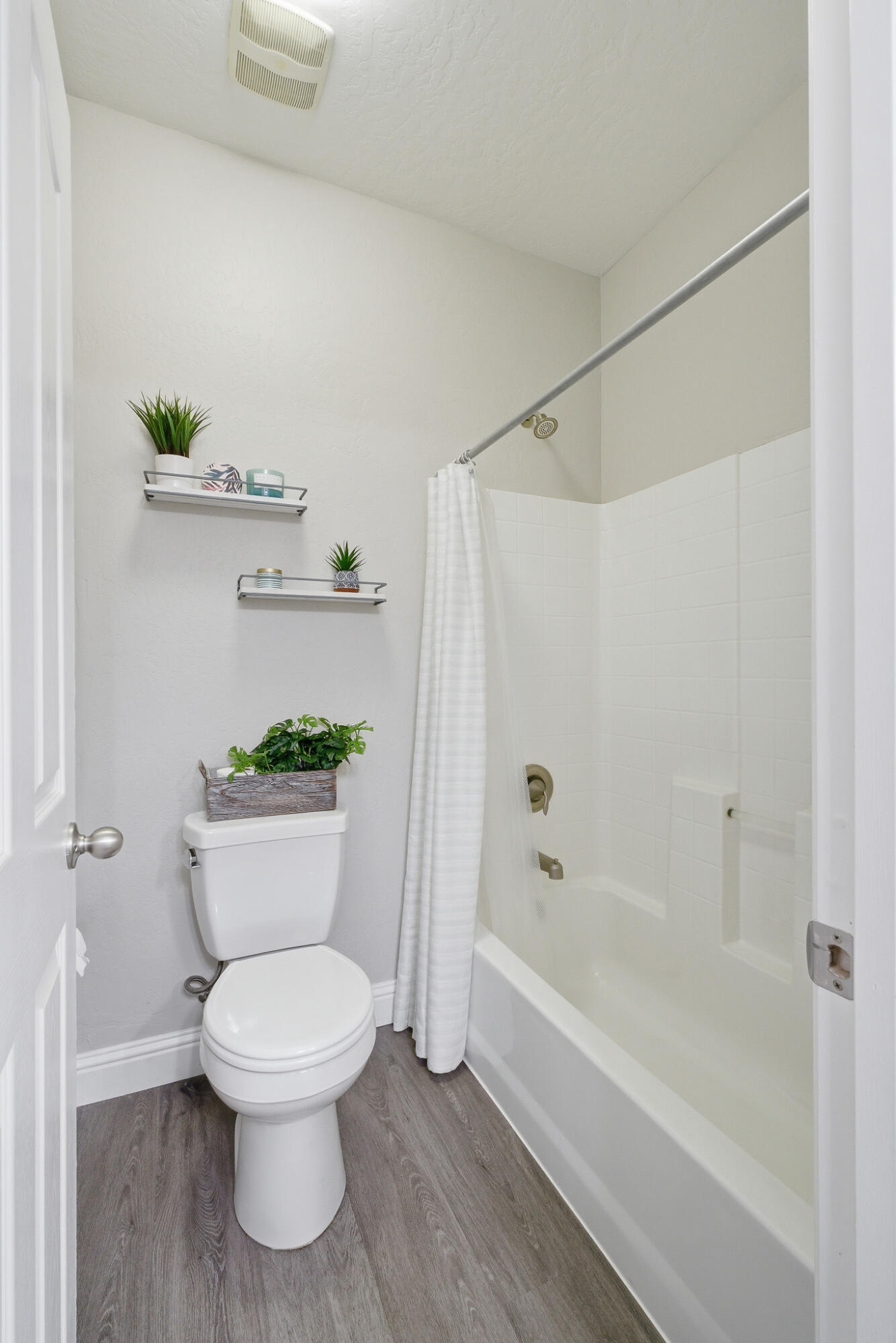 1301 N University Ct, Visalia, CA 93291