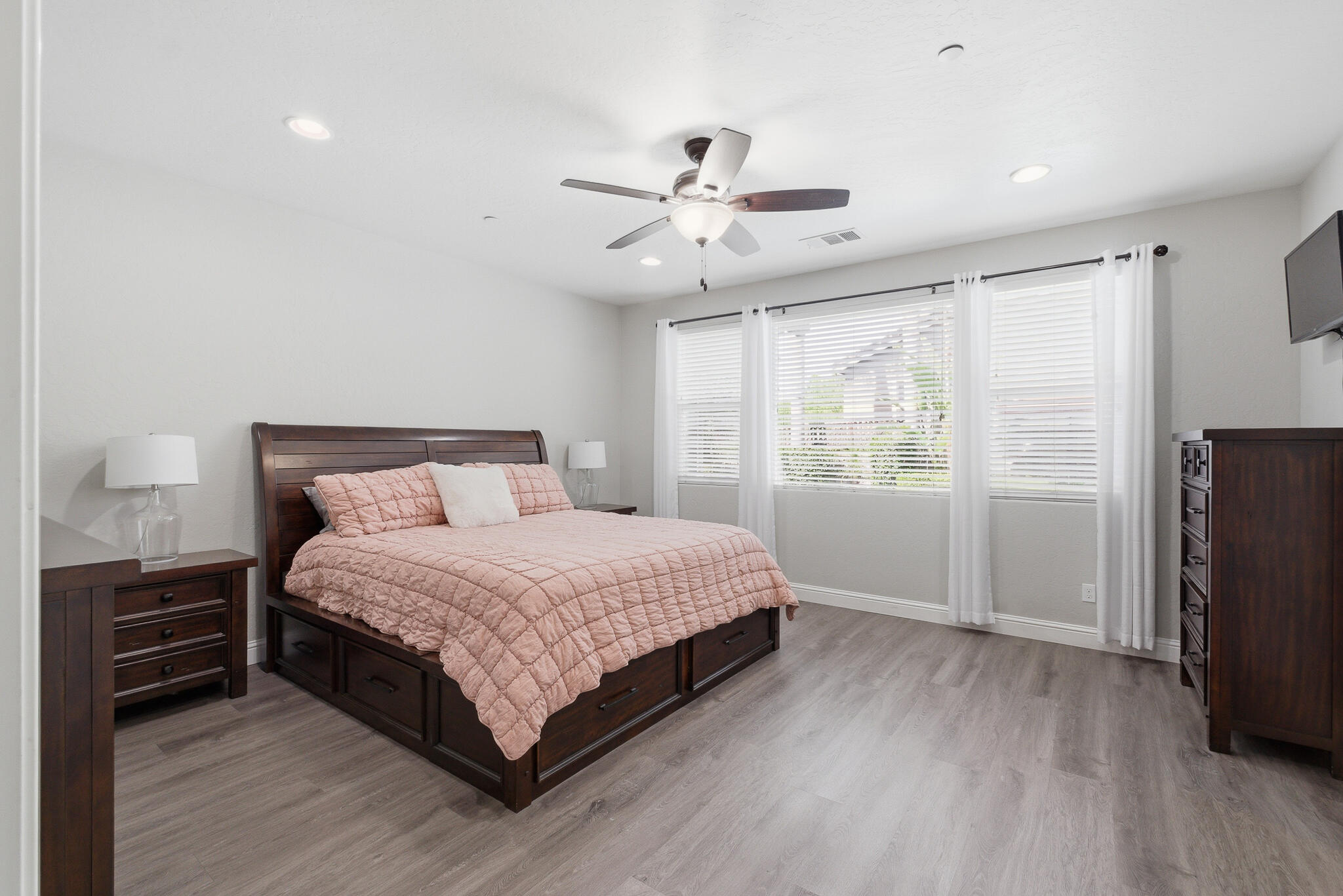 1301 N University Ct, Visalia, CA 93291