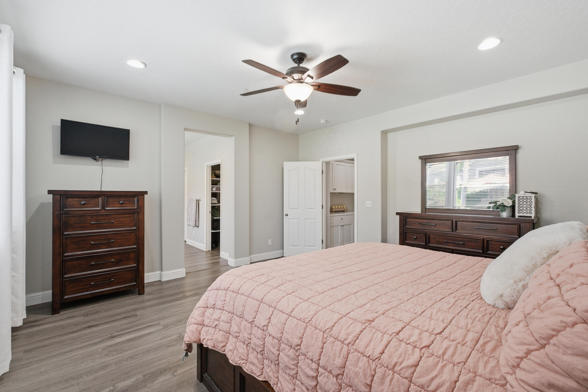 1301 N University Ct, Visalia, CA 93291