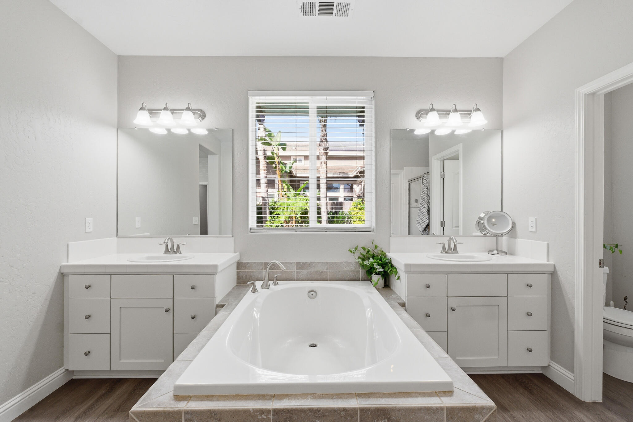 1301 N University Ct, Visalia, CA 93291