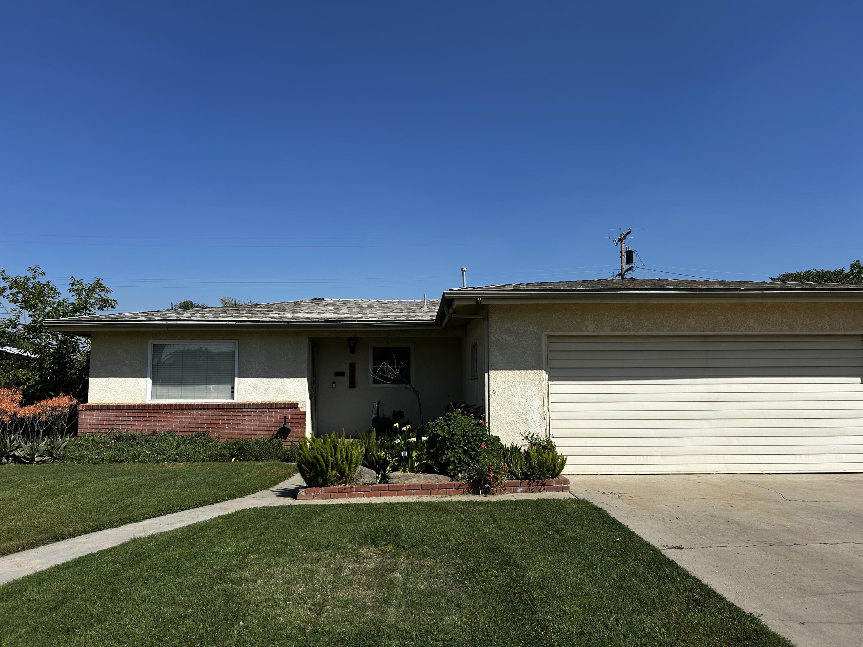 636 N Newton Dr, Dinuba, CA 93618