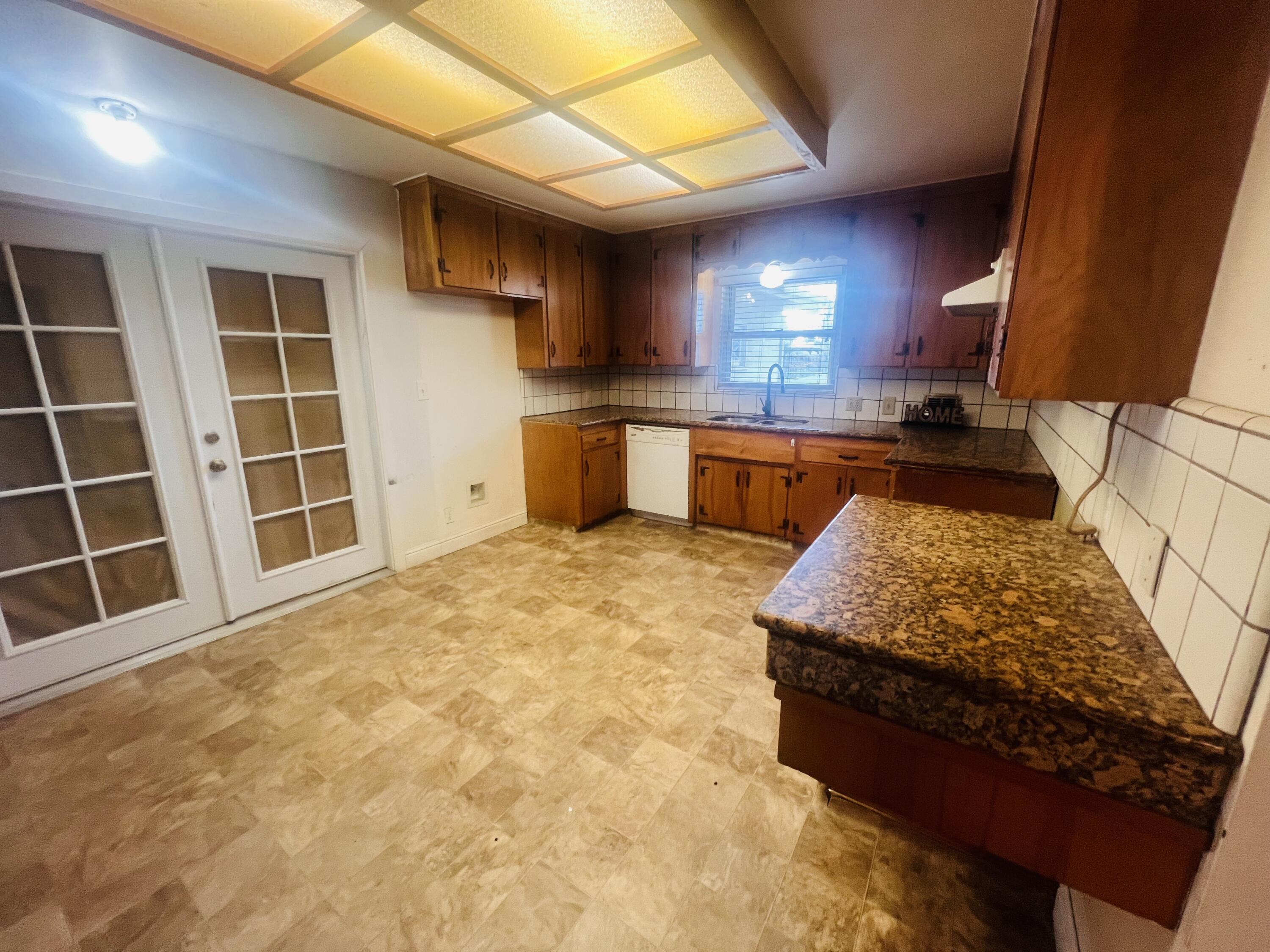 636 N Newton Dr, Dinuba, CA 93618