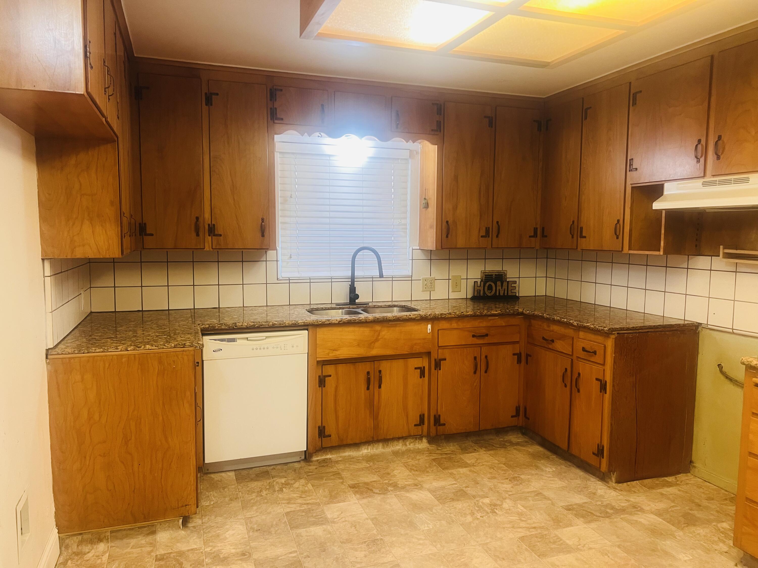 636 N Newton Dr, Dinuba, CA 93618