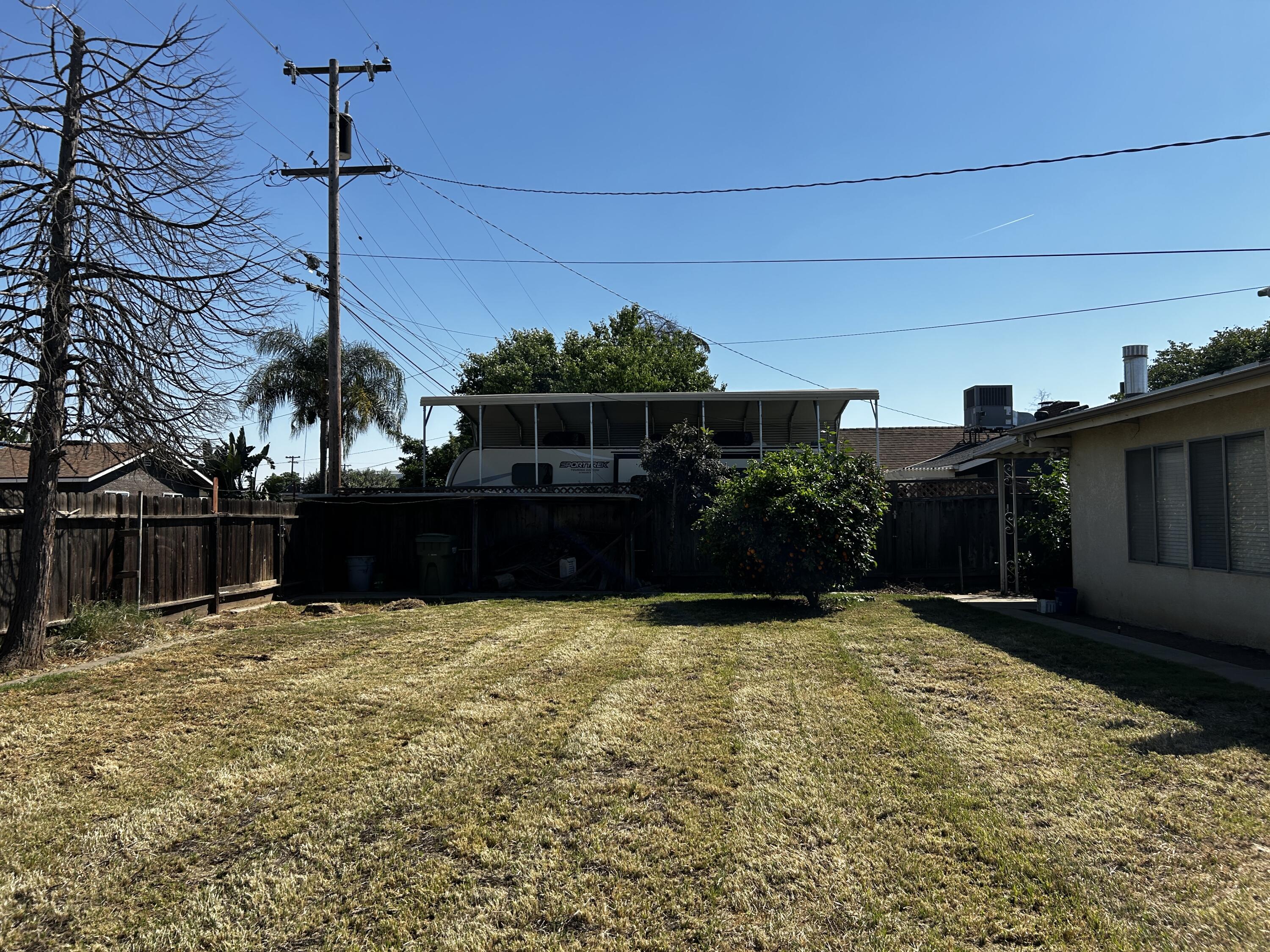636 N Newton Dr, Dinuba, CA 93618